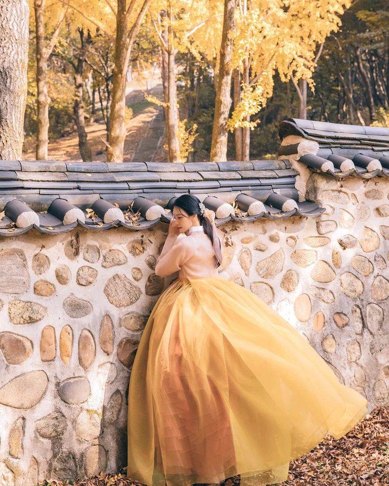 요즘 한복은 어떤 걸 입어?🔍
삼일절을 맞아 요즘 한복 트렌드에 대해 이야기해볼까요? 한복 하면 단아한 멋이 먼저 떠오르지만, 요즘은 새로운 스타일링이 속속 등장하면서 또 다른 매력을 보여주고 있는데요. 특히 눈에 띄는 트렌드는 바로 갈래치마입니다.
예전 한복의 치마는 한 겹으로 되어 있어 A라인으로 깔끔하게 퍼지는 실루엣이 일반적이었는데요. 최근 유행하는 갈래치마는 여러 겹의 천이 겹쳐져 있어 더욱 풍성한 볼륨감을 연출합니다. 걸을 때마다 다른 색감과 소재가 살짝 보이면서 한층 더 화려한 무드를 자아내죠.
실제로 뉴진스의 민지는 깊이감 있는 블루 톤의 갈래치마를 입고 단아한 분위기를 선보였고, 다니엘은 무릎길이 정도 오는 짧은 기장의 한복을 선택해 보다 경쾌한 스타일을 완성했는데요. 이렇게 길이에 따라 분위기가 달라지는 것도 갈래치마의 매력 중 하나입니다.
특히 사진을 찍을 때 더욱 예쁘게 연출되는 스타일이라 궁궐 나들이, 웨딩 촬영, 특별한 행사에서도 인기가 높아지고 있습니다. 뉴트로 트렌드와 맞물려 현대적인 감각을 더한 디자인도 많이 등장하면서, 전통적인 한복과는 또 다른 매력을 선보이고 있죠.
다가오는 봄, 한복을 입을 일이 있다면 트렌디한 갈래치마 스타일에 도전해보는 건 어떨까요? 전통미는 살리면서도 색다른 무드를 연출할 수 있는 최고의 선택이 될 거예요🌸
이미지5