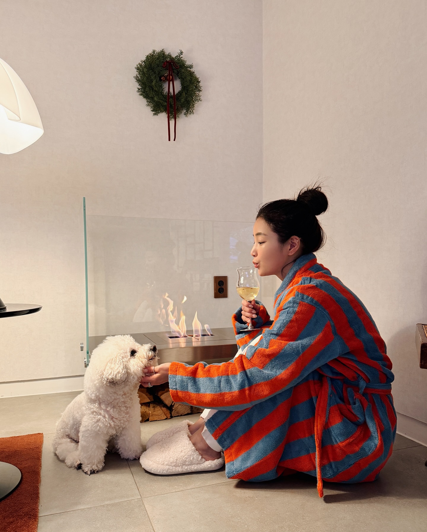 이불 밖은 위험해🥶파자마 추천 5

프로 집순이들에게 꼭 필요한 아이템, 바로 파자마죠! 예쁜 색감은 물론 편안함까지 갖춘 파자마는 마치 힐링하는 기분을 들게 하는데요. 그래서 준비한 셀럽들의 파자마 정보를 소개해 드릴게요!🛏️

1. 로제: 르 카샤(LE KASHA) - 'Nadine Menerbe Striped Silk Shirt In Cream' , 'Harper Pants In Vanilla'
2. 박환희: 스내피커들 - 'Fickle Pink'(변덕스러운 분홍)
3. 고민시: 스내피커들 '헤밍웨이 호텔'
4. 기은세: 타월로지스트 - '프리미엄 샤워가운 레드오렌지&아쿠아블루Medium Weight'
5. 박나언: 스내피커들 - '달콤한 로지 리본 가디건' , '달콤한 로지 슬리브리스' , '달콤한 로지 팬츠' 이미지8