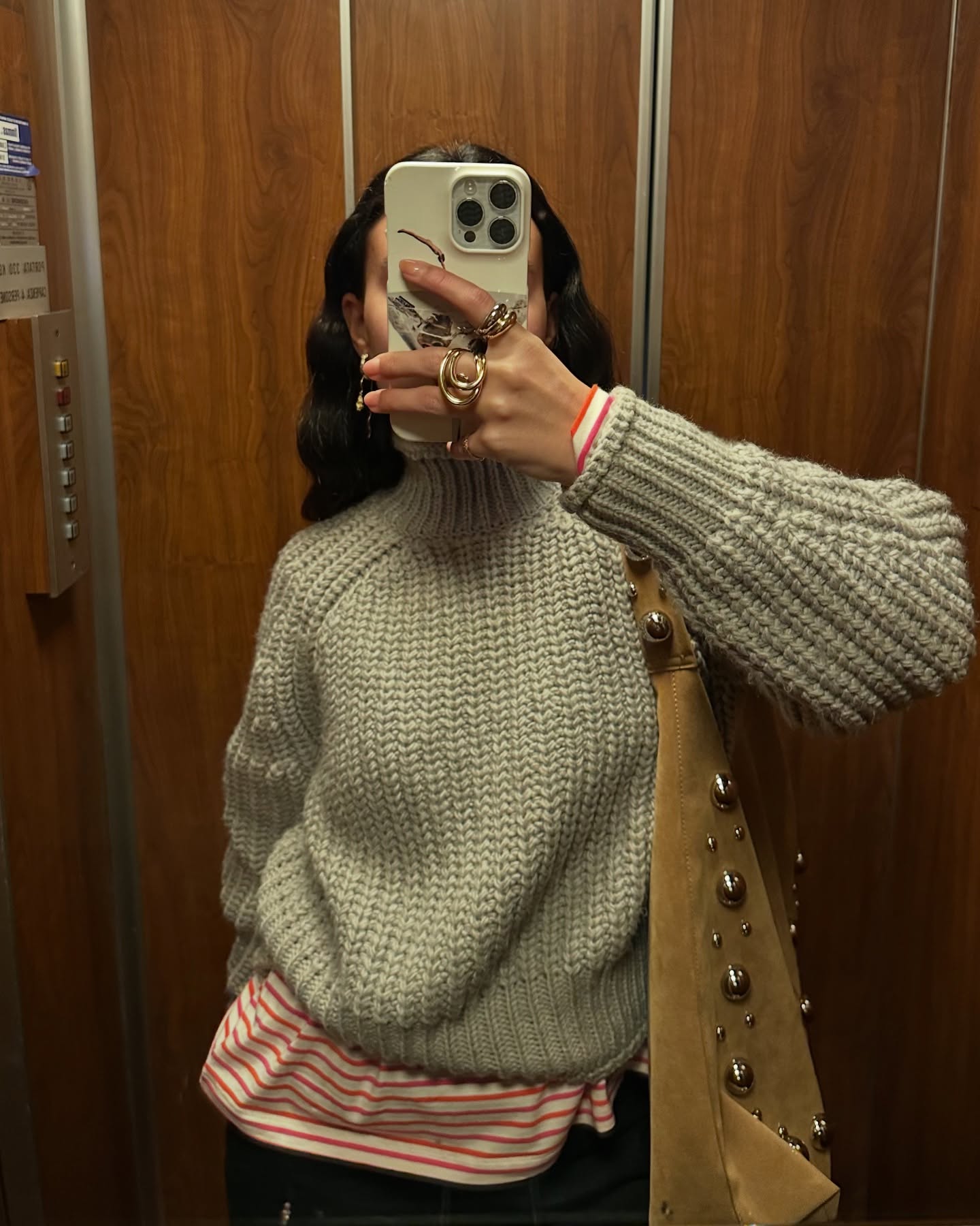 스터트 붐은 왔다☄️

지금 스터트 아이템을 장만하신다면 후회 없을 겁니다. 스터트 아이템은 의외로 타지 않고, 기본으로 둘 가치가 있으니까요.

빈티지한 스웨이드 소재의 스터트 백이나 웨스턴 무드가 가미된 스터트 자켓은 트렌드를 반영하면서도 클래식한 멋을 유지할 수 있는 아이템이죠.

평소 시크한 무드와 무채색 착장을 즐기신다면 포인트가 될 스터트 아이템은 어떠세요? 이미지6