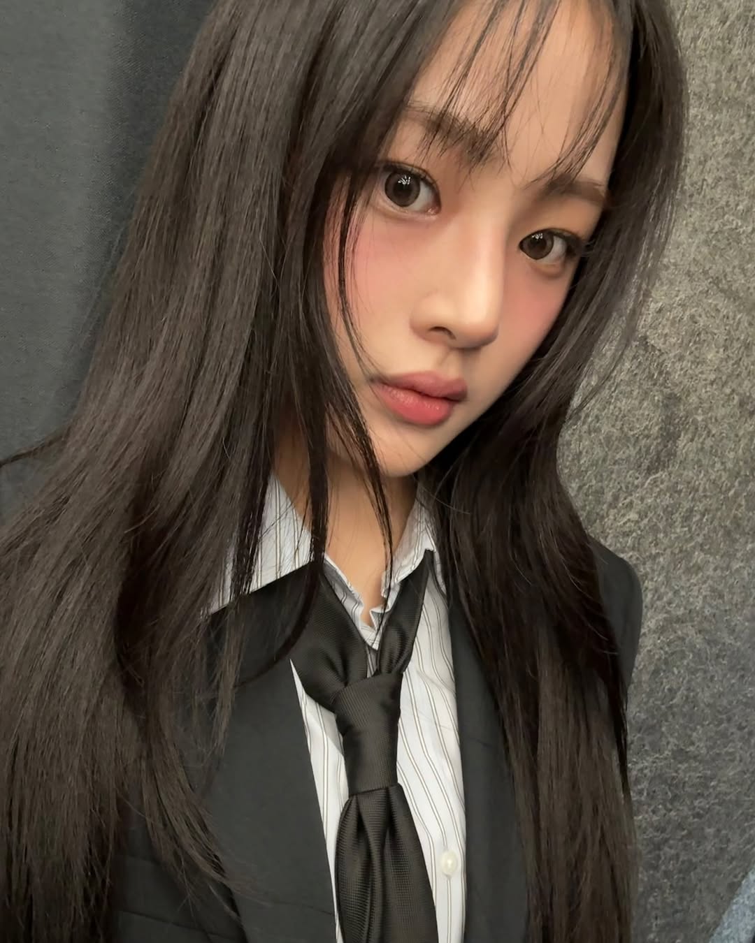 블러셔 있!에 한 표요~🙋‍♀️

NJZ 민지는 데뷔때부터 청순 비주얼로 크게 주목받았죠. 덜어낼수록 이쁘다는 청순 미인! 하지만 민지는 누구보다 블러셔를 찰떡으로 소화한답니다.

블러셔를 눈 아래까지 넓게 바르는 '숙취 메이크업'은 민지의 사랑스러움을 더 돋보이게 하네요💕 이미지2