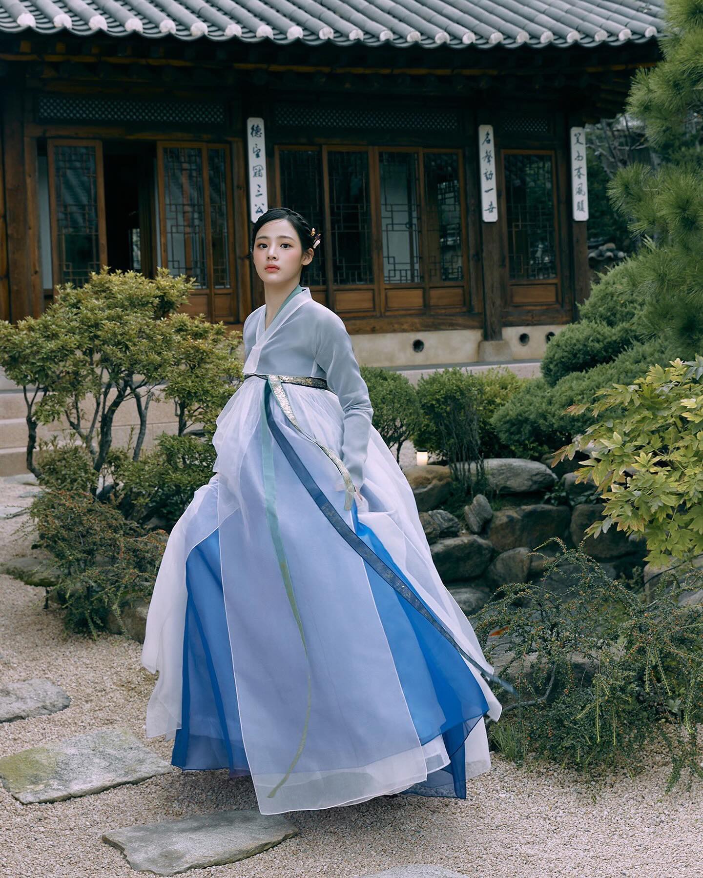 요즘 한복은 어떤 걸 입어?🔍

삼일절을 맞아 요즘 한복 트렌드에 대해 이야기해볼까요? 한복 하면 단아한 멋이 먼저 떠오르지만, 요즘은 새로운 스타일링이 속속 등장하면서 또 다른 매력을 보여주고 있는데요. 특히 눈에 띄는 트렌드는 바로 갈래치마입니다.

예전 한복의 치마는 한 겹으로 되어 있어 A라인으로 깔끔하게 퍼지는 실루엣이 일반적이었는데요. 최근 유행하는 갈래치마는 여러 겹의 천이 겹쳐져 있어 더욱 풍성한 볼륨감을 연출합니다. 걸을 때마다 다른 색감과 소재가 살짝 보이면서 한층 더 화려한 무드를 자아내죠.

실제로 뉴진스의 민지는 깊이감 있는 블루 톤의 갈래치마를 입고 단아한 분위기를 선보였고, 다니엘은 무릎길이 정도 오는 짧은 기장의 한복을 선택해 보다 경쾌한 스타일을 완성했는데요. 이렇게 길이에 따라 분위기가 달라지는 것도 갈래치마의 매력 중 하나입니다.

특히 사진을 찍을 때 더욱 예쁘게 연출되는 스타일이라 궁궐 나들이, 웨딩 촬영, 특별한 행사에서도 인기가 높아지고 있습니다. 뉴트로 트렌드와 맞물려 현대적인 감각을 더한 디자인도 많이 등장하면서, 전통적인 한복과는 또 다른 매력을 선보이고 있죠.

다가오는 봄, 한복을 입을 일이 있다면 트렌디한 갈래치마 스타일에 도전해보는 건 어떨까요? 전통미는 살리면서도 색다른 무드를 연출할 수 있는 최고의 선택이 될 거예요🌸
 이미지