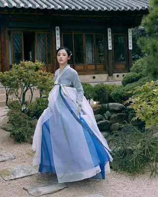 요즘 한복은 어떤 걸 입어?🔍
삼일절을 맞아 요즘 한복 트렌드에 대해 이야기해볼까요? 한복 하면 단아한 멋이 먼저 떠오르지만, 요즘은 새로운 스타일링이 속속 등장하면서 또 다른 매력을 보여주고 있는데요. 특히 눈에 띄는 트렌드는 바로 갈래치마입니다.
예전 한복의 치마는 한 겹으로 되어 있어 A라인으로 깔끔하게 퍼지는 실루엣이 일반적이었는데요. 최근 유행하는 갈래치마는 여러 겹의 천이 겹쳐져 있어 더욱 풍성한 볼륨감을 연출합니다. 걸을 때마다 다른 색감과 소재가 살짝 보이면서 한층 더 화려한 무드를 자아내죠.
실제로 뉴진스의 민지는 깊이감 있는 블루 톤의 갈래치마를 입고 단아한 분위기를 선보였고, 다니엘은 무릎길이 정도 오는 짧은 기장의 한복을 선택해 보다 경쾌한 스타일을 완성했는데요. 이렇게 길이에 따라 분위기가 달라지는 것도 갈래치마의 매력 중 하나입니다.
특히 사진을 찍을 때 더욱 예쁘게 연출되는 스타일이라 궁궐 나들이, 웨딩 촬영, 특별한 행사에서도 인기가 높아지고 있습니다. 뉴트로 트렌드와 맞물려 현대적인 감각을 더한 디자인도 많이 등장하면서, 전통적인 한복과는 또 다른 매력을 선보이고 있죠.
다가오는 봄, 한복을 입을 일이 있다면 트렌디한 갈래치마 스타일에 도전해보는 건 어떨까요? 전통미는 살리면서도 색다른 무드를 연출할 수 있는 최고의 선택이 될 거예요🌸
이미지