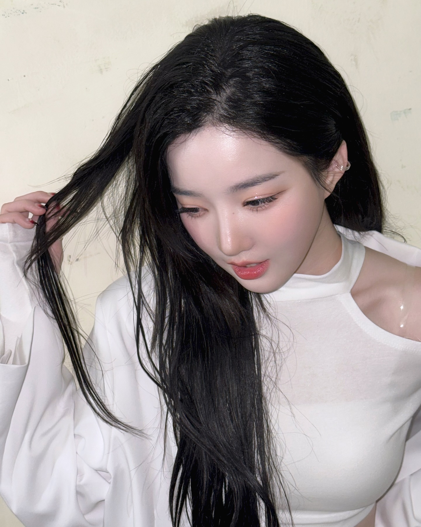 끼면 끝! 힙한 이어커프 코디✨

피어싱은 해 보고 싶지만, 귀를 뚫는 것은 무서우신가요? 그렇다면 이어커프를 추천드립니다.
이어커프는 귓바퀴에 끼워 착용하는 개념의 액세서리인데요. 작은 링 귀걸이 형태부터 볼드한 비정형 디자인까지 다양한 스타일이 있습니다.

룩에 시크하거나 힙한 무드를 한 스푼 추가하고 싶다면, 이어커프를 착용해 보는 것은 어떨까요? 이미지