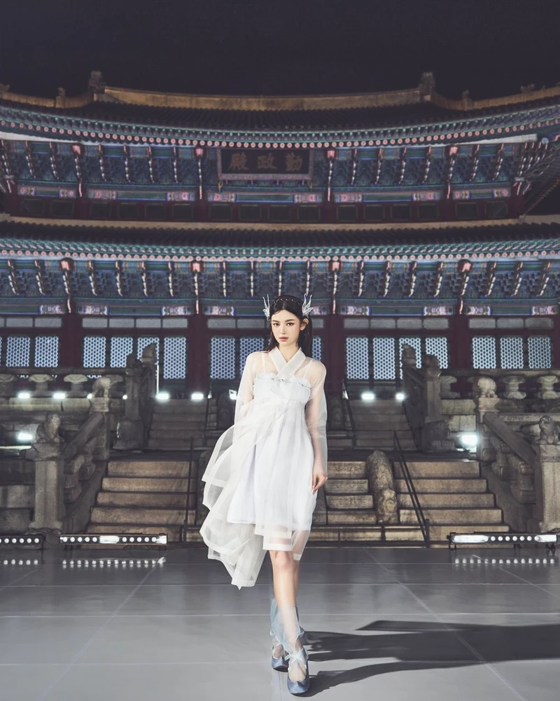 요즘 한복은 어떤 걸 입어?🔍
삼일절을 맞아 요즘 한복 트렌드에 대해 이야기해볼까요? 한복 하면 단아한 멋이 먼저 떠오르지만, 요즘은 새로운 스타일링이 속속 등장하면서 또 다른 매력을 보여주고 있는데요. 특히 눈에 띄는 트렌드는 바로 갈래치마입니다.
예전 한복의 치마는 한 겹으로 되어 있어 A라인으로 깔끔하게 퍼지는 실루엣이 일반적이었는데요. 최근 유행하는 갈래치마는 여러 겹의 천이 겹쳐져 있어 더욱 풍성한 볼륨감을 연출합니다. 걸을 때마다 다른 색감과 소재가 살짝 보이면서 한층 더 화려한 무드를 자아내죠.
실제로 뉴진스의 민지는 깊이감 있는 블루 톤의 갈래치마를 입고 단아한 분위기를 선보였고, 다니엘은 무릎길이 정도 오는 짧은 기장의 한복을 선택해 보다 경쾌한 스타일을 완성했는데요. 이렇게 길이에 따라 분위기가 달라지는 것도 갈래치마의 매력 중 하나입니다.
특히 사진을 찍을 때 더욱 예쁘게 연출되는 스타일이라 궁궐 나들이, 웨딩 촬영, 특별한 행사에서도 인기가 높아지고 있습니다. 뉴트로 트렌드와 맞물려 현대적인 감각을 더한 디자인도 많이 등장하면서, 전통적인 한복과는 또 다른 매력을 선보이고 있죠.
다가오는 봄, 한복을 입을 일이 있다면 트렌디한 갈래치마 스타일에 도전해보는 건 어떨까요? 전통미는 살리면서도 색다른 무드를 연출할 수 있는 최고의 선택이 될 거예요🌸
이미지2