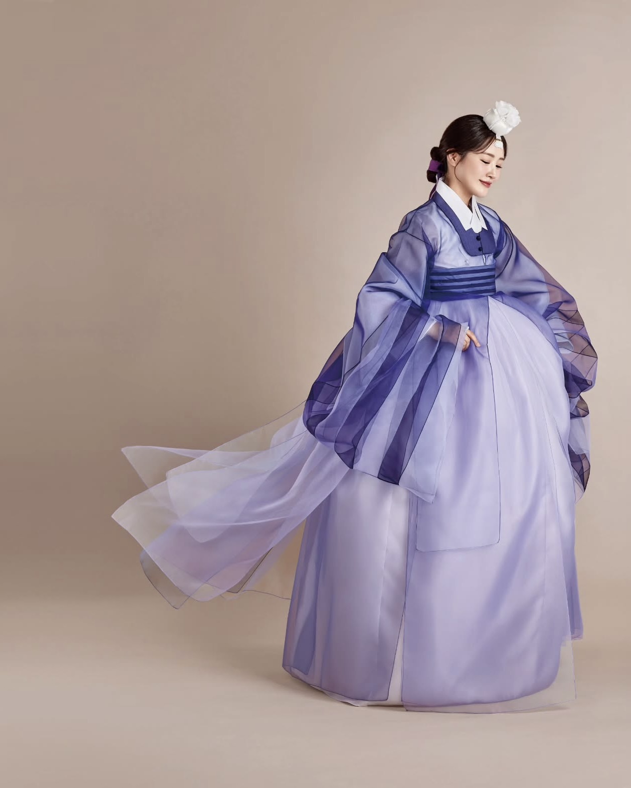 요즘 한복은 어떤 걸 입어?🔍

삼일절을 맞아 요즘 한복 트렌드에 대해 이야기해볼까요? 한복 하면 단아한 멋이 먼저 떠오르지만, 요즘은 새로운 스타일링이 속속 등장하면서 또 다른 매력을 보여주고 있는데요. 특히 눈에 띄는 트렌드는 바로 갈래치마입니다.

예전 한복의 치마는 한 겹으로 되어 있어 A라인으로 깔끔하게 퍼지는 실루엣이 일반적이었는데요. 최근 유행하는 갈래치마는 여러 겹의 천이 겹쳐져 있어 더욱 풍성한 볼륨감을 연출합니다. 걸을 때마다 다른 색감과 소재가 살짝 보이면서 한층 더 화려한 무드를 자아내죠.

실제로 뉴진스의 민지는 깊이감 있는 블루 톤의 갈래치마를 입고 단아한 분위기를 선보였고, 다니엘은 무릎길이 정도 오는 짧은 기장의 한복을 선택해 보다 경쾌한 스타일을 완성했는데요. 이렇게 길이에 따라 분위기가 달라지는 것도 갈래치마의 매력 중 하나입니다.

특히 사진을 찍을 때 더욱 예쁘게 연출되는 스타일이라 궁궐 나들이, 웨딩 촬영, 특별한 행사에서도 인기가 높아지고 있습니다. 뉴트로 트렌드와 맞물려 현대적인 감각을 더한 디자인도 많이 등장하면서, 전통적인 한복과는 또 다른 매력을 선보이고 있죠.

다가오는 봄, 한복을 입을 일이 있다면 트렌디한 갈래치마 스타일에 도전해보는 건 어떨까요? 전통미는 살리면서도 색다른 무드를 연출할 수 있는 최고의 선택이 될 거예요🌸
 이미지7
