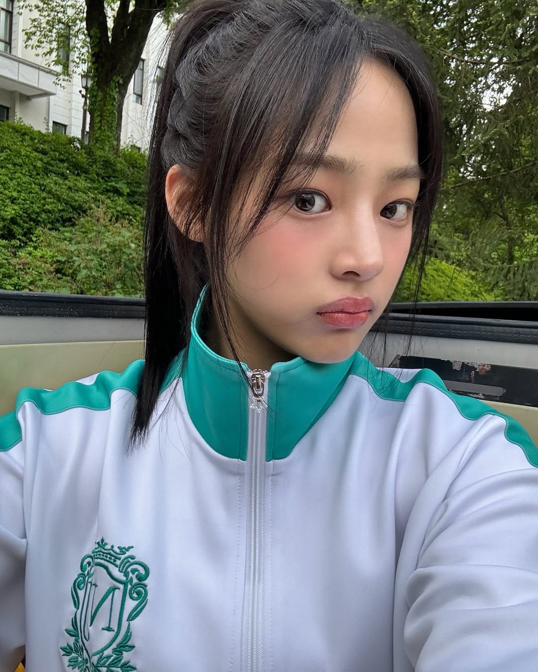 블러셔 있!에 한 표요~🙋‍♀️

NJZ 민지는 데뷔때부터 청순 비주얼로 크게 주목받았죠. 덜어낼수록 이쁘다는 청순 미인! 하지만 민지는 누구보다 블러셔를 찰떡으로 소화한답니다.

블러셔를 눈 아래까지 넓게 바르는 '숙취 메이크업'은 민지의 사랑스러움을 더 돋보이게 하네요💕 이미지5
