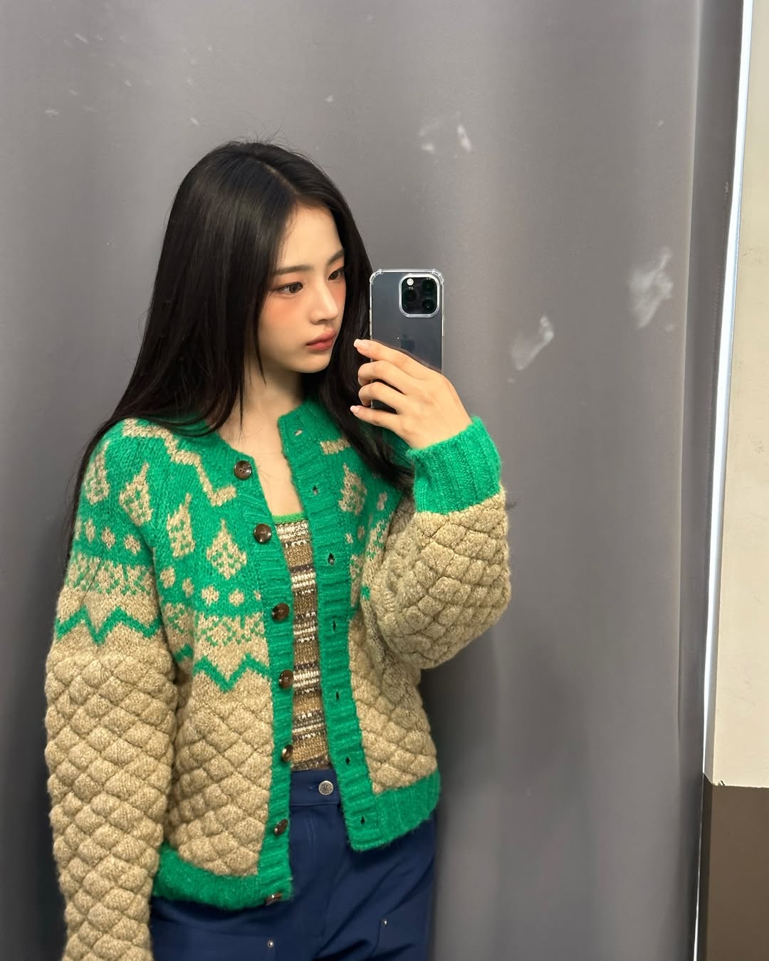 블러셔 있!에 한 표요~🙋‍♀️

NJZ 민지는 데뷔때부터 청순 비주얼로 크게 주목받았죠. 덜어낼수록 이쁘다는 청순 미인! 하지만 민지는 누구보다 블러셔를 찰떡으로 소화한답니다.

블러셔를 눈 아래까지 넓게 바르는 '숙취 메이크업'은 민지의 사랑스러움을 더 돋보이게 하네요💕 이미지4