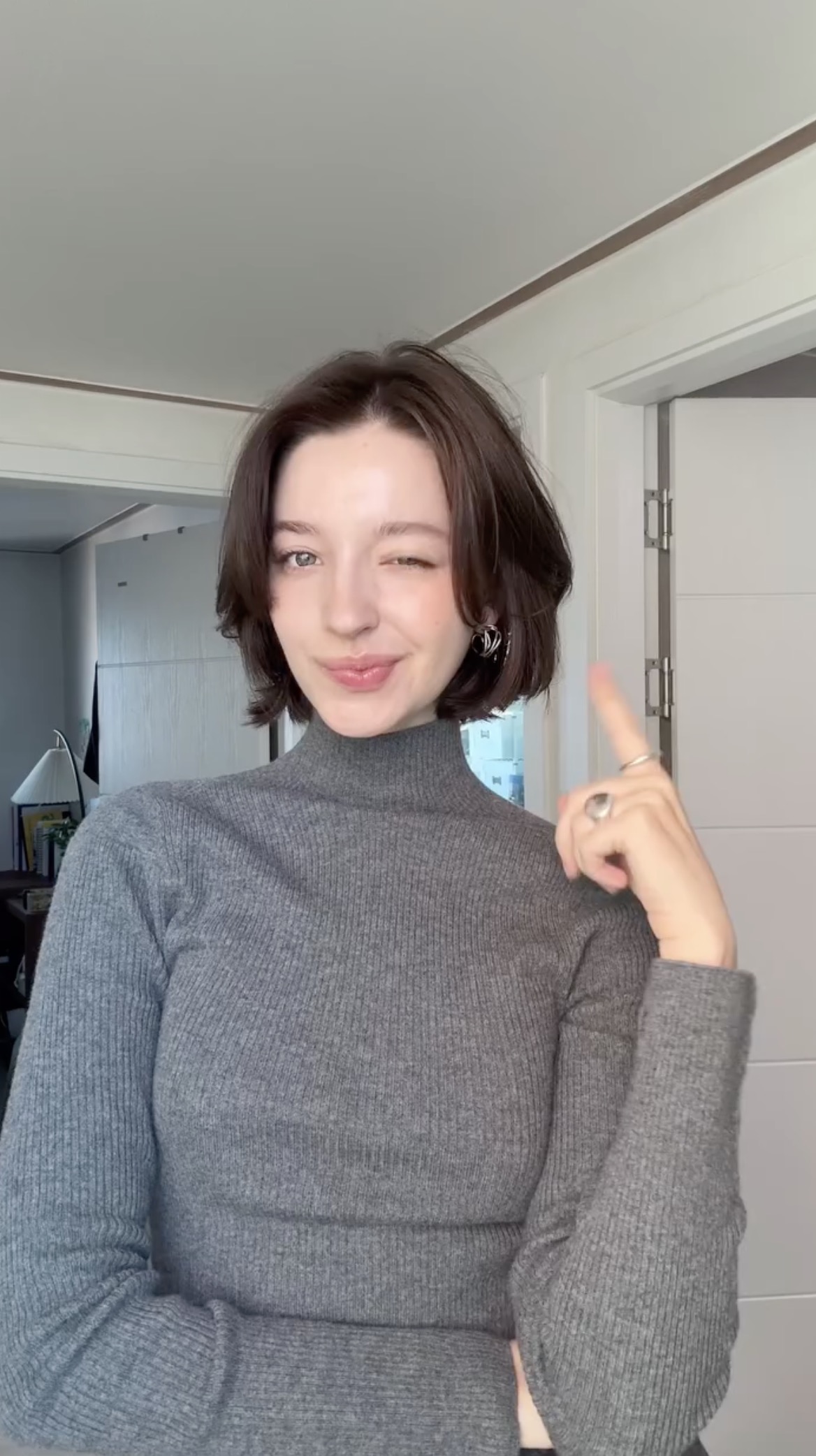 빠르게 보는 미니멀 GRWM🩶
단발 + 내추럴 메이크업으로 퓨어하게✨ 이미지