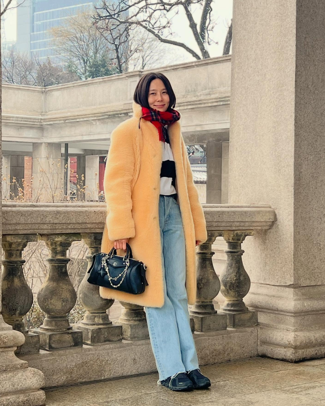 김나영의 루이 비통, 뭘까?👜

패셔니스타 김나영이 인스타그램에 루이 비통 가방과 함께 사진을 업로드했습니다. 가방의 정체는 루이비통 신상 LV 바이커 백인데요.

너무 갖고 싶게 생긴 이 백은 이번 시즌 제품으로 프리 오더를 통해 만나볼 수 있다고 합니다.

김나영의 윈터 아웃핏을 더욱 세련되게 만들어준 이 가방의 가격은 583만원이라고 하네요. 이미지