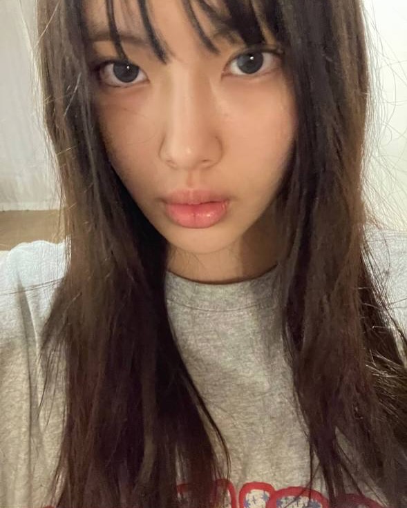 느낌이 남다른 혜인의 분위기🖤
08년생에게서 나오는 Y2K 바이브 사진 모음.zip📸✨ 이미지5