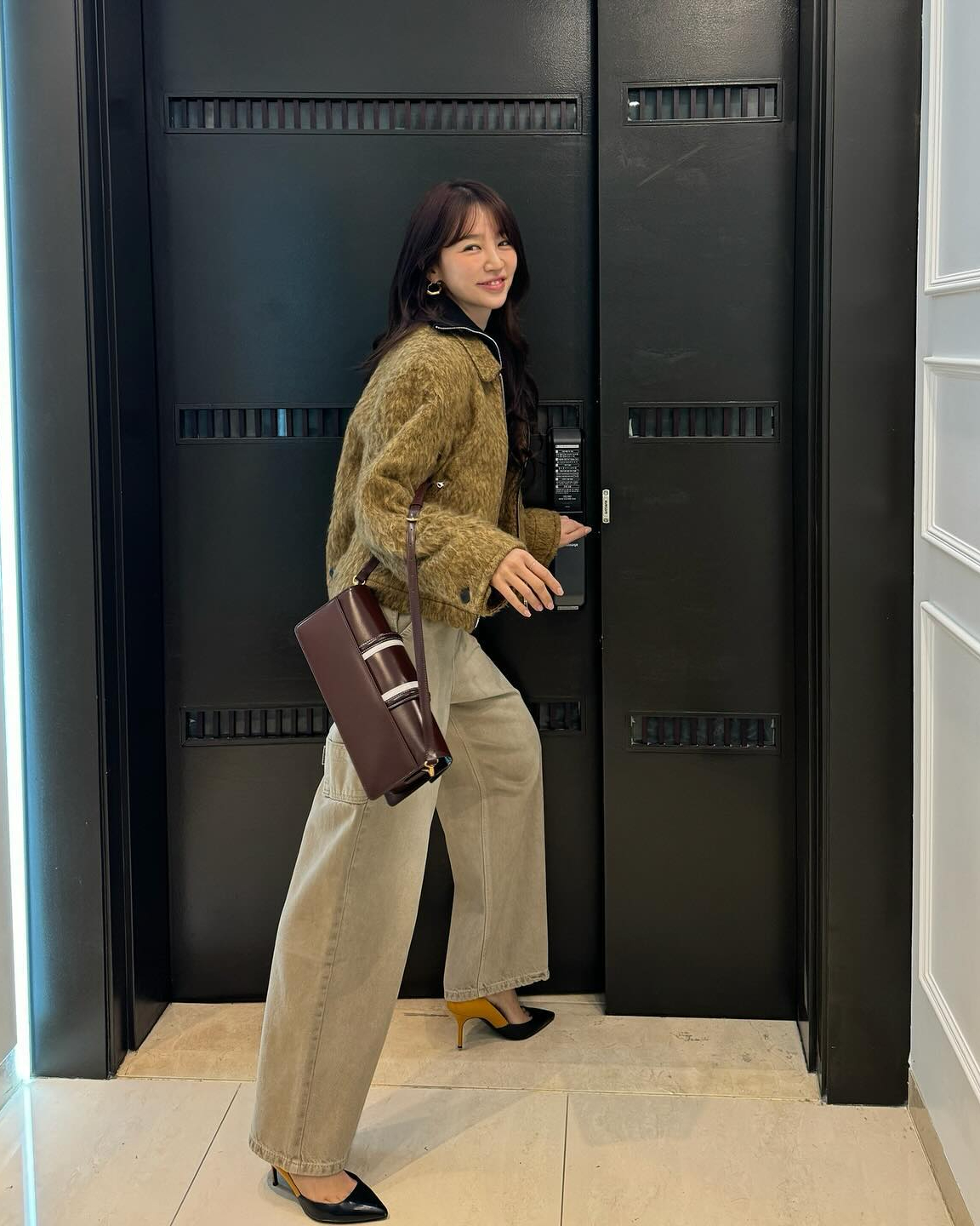 모카무스 원조시다..🤎
브라운 컬러&체크 패턴으로 완성한 윤은혜의 사복패션✨ 이미지
