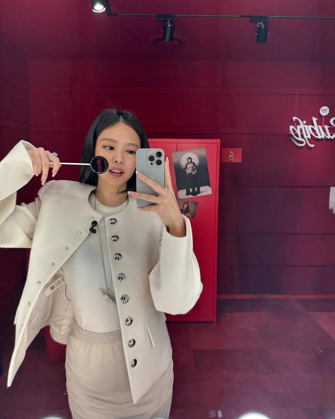 은근 닮은 듯한 그녀들의 쌍둥이룩👯

고르는 족족 완판 대란을 일으키는 제니! 최근 리스닝 파티에서 선보인 스타일링 역시 근사합니다.

크림 컬러의 구조적인 재킷이 럭셔리한 느낌을 자아냈는데요. 최근 고민시도 같은 재킷을 찰떡으로 소화했습니다.

봄맞이 간절기 재킷으로 제격인 이 제품은 카이트(Khaite)의 달만 재킷으로 가격은 4백42만 원입니다. 카이트는 미국 럭셔리 브랜드로, 블랙핑크 스타일리스트가 자주 애용하는 브랜드로 꼽기도 했지요. 제니도 카이트의 제품을 자주 착용하는 모습을 보여왔어요.

고혹적인 느낌과 피부 톤이 은근 닮은 듯한 그녀들! 쌍둥이 룩을 보다 보니 해사한 컬러의 간절기 재킷을 장만하고 싶어지네요🌼 이미지3