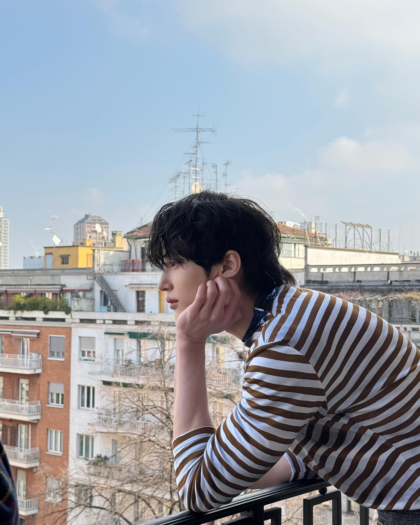 변우석의 프라다쇼 이모저모고모🩵
스트라이프 티 착붙이야 와중에 어떻게 사람이 문짝만한?🤔 이미지