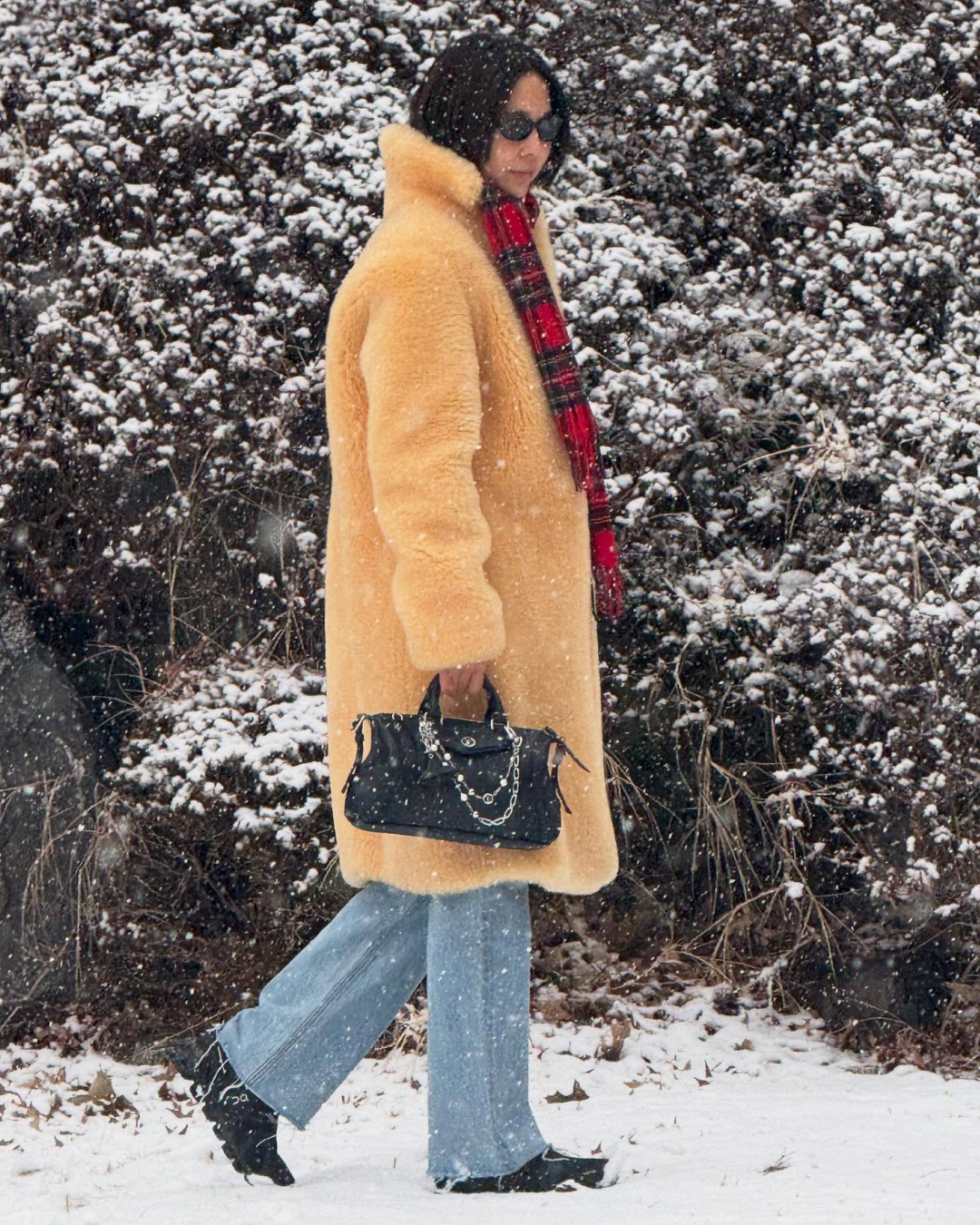 김나영의 루이 비통, 뭘까?👜

패셔니스타 김나영이 인스타그램에 루이 비통 가방과 함께 사진을 업로드했습니다. 가방의 정체는 루이비통 신상 LV 바이커 백인데요.

너무 갖고 싶게 생긴 이 백은 이번 시즌 제품으로 프리 오더를 통해 만나볼 수 있다고 합니다.

김나영의 윈터 아웃핏을 더욱 세련되게 만들어준 이 가방의 가격은 583만원이라고 하네요. 이미지2