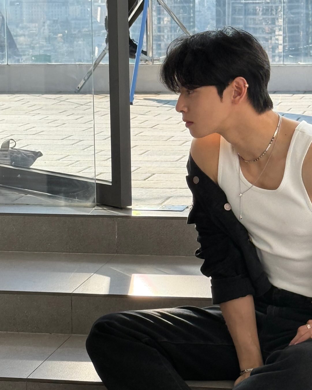 끼면 끝! 힙한 이어커프 코디✨
피어싱은 해 보고 싶지만, 귀를 뚫는 것은 무서우신가요? 그렇다면 이어커프를 추천드립니다.
이어커프는 귓바퀴에 끼워 착용하는 개념의 액세서리인데요. 작은 링 귀걸이 형태부터 볼드한 비정형 디자인까지 다양한 스타일이 있습니다.
룩에 시크하거나 힙한 무드를 한 스푼 추가하고 싶다면, 이어커프를 착용해 보는 것은 어떨까요? 이미지4