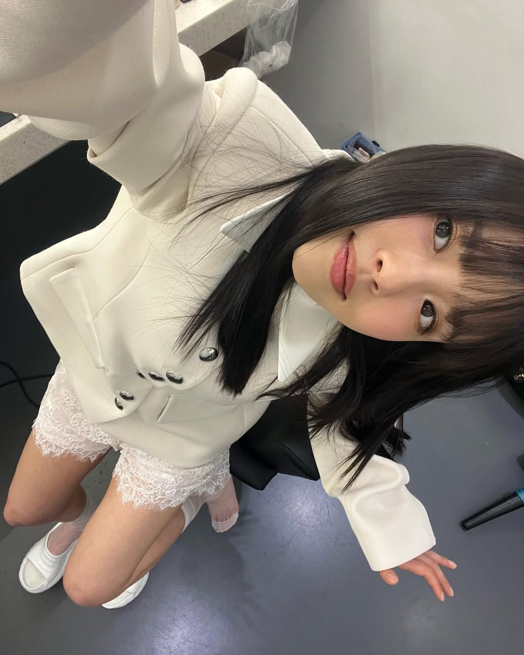 은근 닮은 듯한 그녀들의 쌍둥이룩👯

고르는 족족 완판 대란을 일으키는 제니! 최근 리스닝 파티에서 선보인 스타일링 역시 근사합니다.

크림 컬러의 구조적인 재킷이 럭셔리한 느낌을 자아냈는데요. 최근 고민시도 같은 재킷을 찰떡으로 소화했습니다.

봄맞이 간절기 재킷으로 제격인 이 제품은 카이트(Khaite)의 달만 재킷으로 가격은 4백42만 원입니다. 카이트는 미국 럭셔리 브랜드로, 블랙핑크 스타일리스트가 자주 애용하는 브랜드로 꼽기도 했지요. 제니도 카이트의 제품을 자주 착용하는 모습을 보여왔어요.

고혹적인 느낌과 피부 톤이 은근 닮은 듯한 그녀들! 쌍둥이 룩을 보다 보니 해사한 컬러의 간절기 재킷을 장만하고 싶어지네요🌼 이미지4