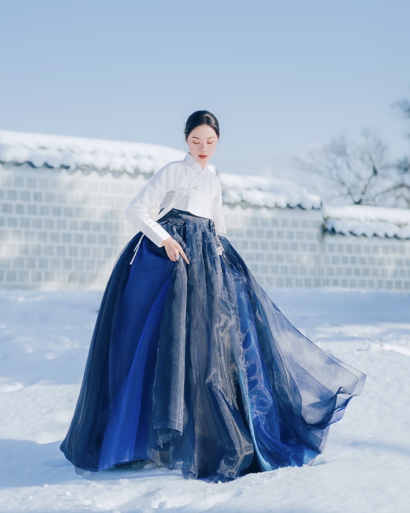 요즘 한복은 어떤 걸 입어?🔍

삼일절을 맞아 요즘 한복 트렌드에 대해 이야기해볼까요? 한복 하면 단아한 멋이 먼저 떠오르지만, 요즘은 새로운 스타일링이 속속 등장하면서 또 다른 매력을 보여주고 있는데요. 특히 눈에 띄는 트렌드는 바로 갈래치마입니다.

예전 한복의 치마는 한 겹으로 되어 있어 A라인으로 깔끔하게 퍼지는 실루엣이 일반적이었는데요. 최근 유행하는 갈래치마는 여러 겹의 천이 겹쳐져 있어 더욱 풍성한 볼륨감을 연출합니다. 걸을 때마다 다른 색감과 소재가 살짝 보이면서 한층 더 화려한 무드를 자아내죠.

실제로 뉴진스의 민지는 깊이감 있는 블루 톤의 갈래치마를 입고 단아한 분위기를 선보였고, 다니엘은 무릎길이 정도 오는 짧은 기장의 한복을 선택해 보다 경쾌한 스타일을 완성했는데요. 이렇게 길이에 따라 분위기가 달라지는 것도 갈래치마의 매력 중 하나입니다.

특히 사진을 찍을 때 더욱 예쁘게 연출되는 스타일이라 궁궐 나들이, 웨딩 촬영, 특별한 행사에서도 인기가 높아지고 있습니다. 뉴트로 트렌드와 맞물려 현대적인 감각을 더한 디자인도 많이 등장하면서, 전통적인 한복과는 또 다른 매력을 선보이고 있죠.

다가오는 봄, 한복을 입을 일이 있다면 트렌디한 갈래치마 스타일에 도전해보는 건 어떨까요? 전통미는 살리면서도 색다른 무드를 연출할 수 있는 최고의 선택이 될 거예요🌸
 이미지3