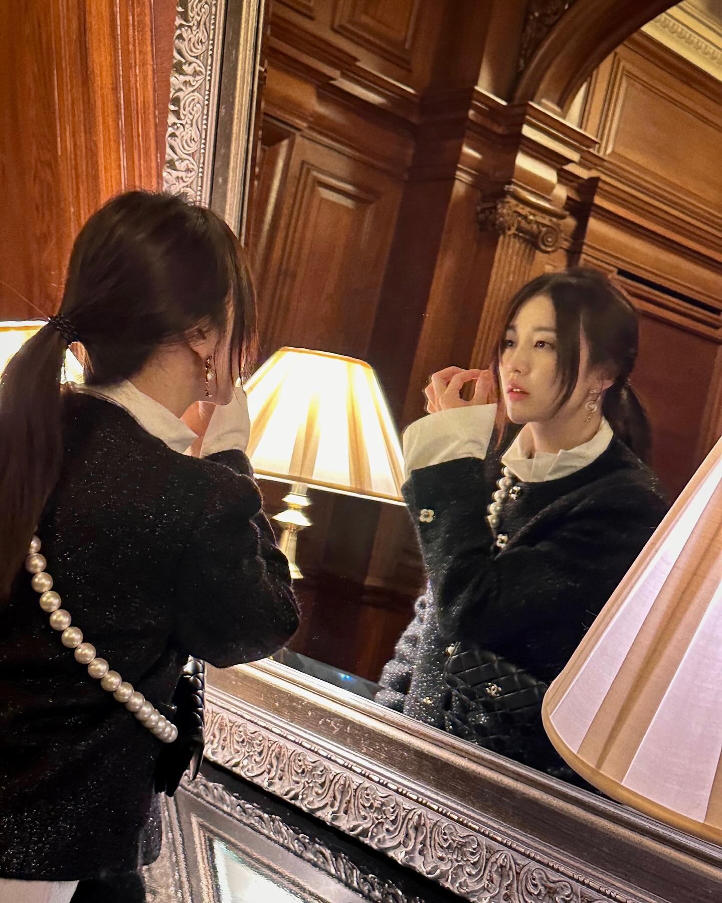 하객룩 따라 해보자고🔍

박하선이 우아한 하객룩을 선보였습니다. 블랙 트위드 재킷과 화이트 원피스를 매치해 단정하면서도 세련된 분위기를 연출했죠.

그녀가 선택한 블랙 트위드 재킷은 샤넬처럼 보이지만, 샤넬이 아닌 로만티카소울의 트윙클 트위드 재킷이었습니다. 가격은 54만 원인데요. 클래식한 디자인과 슬림한 실루엣 덕분에 여성스러운 분위기를 강조하기에 충분했습니다. 트위드 특유의 반짝이는 텍스처가 고급스러운 느낌을 더했고, 여기에 화이트 원피스를 이너로 매치해 더욱 우아한 하객룩을 완성했죠.

여기에 박하선이 포인트 아이템으로 선택한 가방은 바로 샤넬의 미니 체인백이었습니다. 작은 사이즈에 볼드한 진주 디테일이 더해져 여성스럽고 우아한 느낌을 극대화했는데요. 립스틱과 카드지갑 정도의 필수품을 넣기에 딱 좋은 크기로, 정신없는 결혼식장에서 실용적으로 활용하기에도 제격인 아이템이었죠.

박하선은 럭셔리한 감성을 유지하면서도 과하지 않은 스타일링을 선보였는데요. 부담스럽지 않으면서도 세련된 룩을 연출하고 싶다면 그녀의 스타일링을 참고해보는 것도 좋은 방법이죠.

다가오는 웨딩의 계절, 봄. 박하선의 하객룩을 참고해 우아하고 세련된 스타일링으로 결혼식에 참석해보는 건 어떨까요? 💕 이미지4