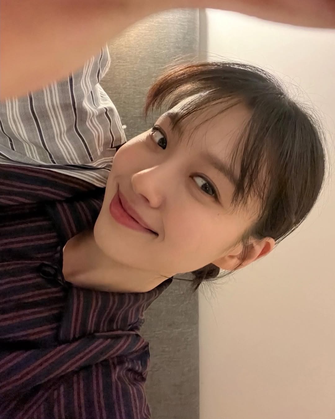 이불 밖은 위험해🥶파자마 추천 5

프로 집순이들에게 꼭 필요한 아이템, 바로 파자마죠! 예쁜 색감은 물론 편안함까지 갖춘 파자마는 마치 힐링하는 기분을 들게 하는데요. 그래서 준비한 셀럽들의 파자마 정보를 소개해 드릴게요!🛏️

1. 로제: 르 카샤(LE KASHA) - 'Nadine Menerbe Striped Silk Shirt In Cream' , 'Harper Pants In Vanilla'
2. 박환희: 스내피커들 - 'Fickle Pink'(변덕스러운 분홍)
3. 고민시: 스내피커들 '헤밍웨이 호텔'
4. 기은세: 타월로지스트 - '프리미엄 샤워가운 레드오렌지&아쿠아블루Medium Weight'
5. 박나언: 스내피커들 - '달콤한 로지 리본 가디건' , '달콤한 로지 슬리브리스' , '달콤한 로지 팬츠' 이미지6