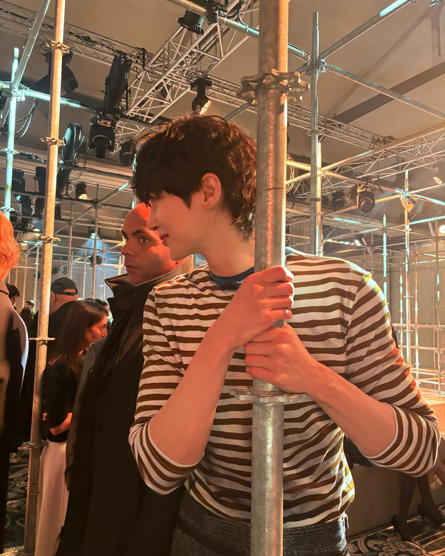 변우석의 프라다쇼 이모저모고모🩵
스트라이프 티 착붙이야 와중에 어떻게 사람이 문짝만한?🤔 이미지5