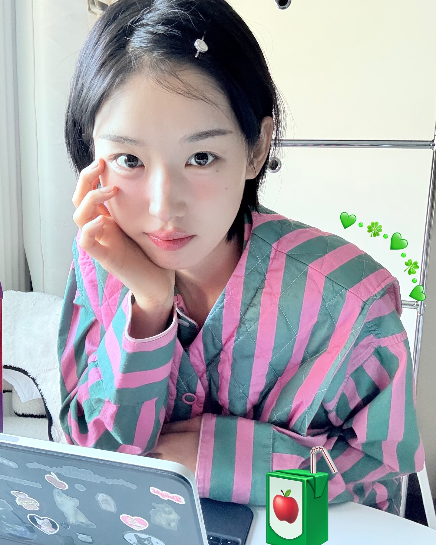 이불 밖은 위험해🥶파자마 추천 5

프로 집순이들에게 꼭 필요한 아이템, 바로 파자마죠! 예쁜 색감은 물론 편안함까지 갖춘 파자마는 마치 힐링하는 기분을 들게 하는데요. 그래서 준비한 셀럽들의 파자마 정보를 소개해 드릴게요!🛏️

1. 로제: 르 카샤(LE KASHA) - 'Nadine Menerbe Striped Silk Shirt In Cream' , 'Harper Pants In Vanilla'
2. 박환희: 스내피커들 - 'Fickle Pink'(변덕스러운 분홍)
3. 고민시: 스내피커들 '헤밍웨이 호텔'
4. 기은세: 타월로지스트 - '프리미엄 샤워가운 레드오렌지&아쿠아블루Medium Weight'
5. 박나언: 스내피커들 - '달콤한 로지 리본 가디건' , '달콤한 로지 슬리브리스' , '달콤한 로지 팬츠' 이미지4