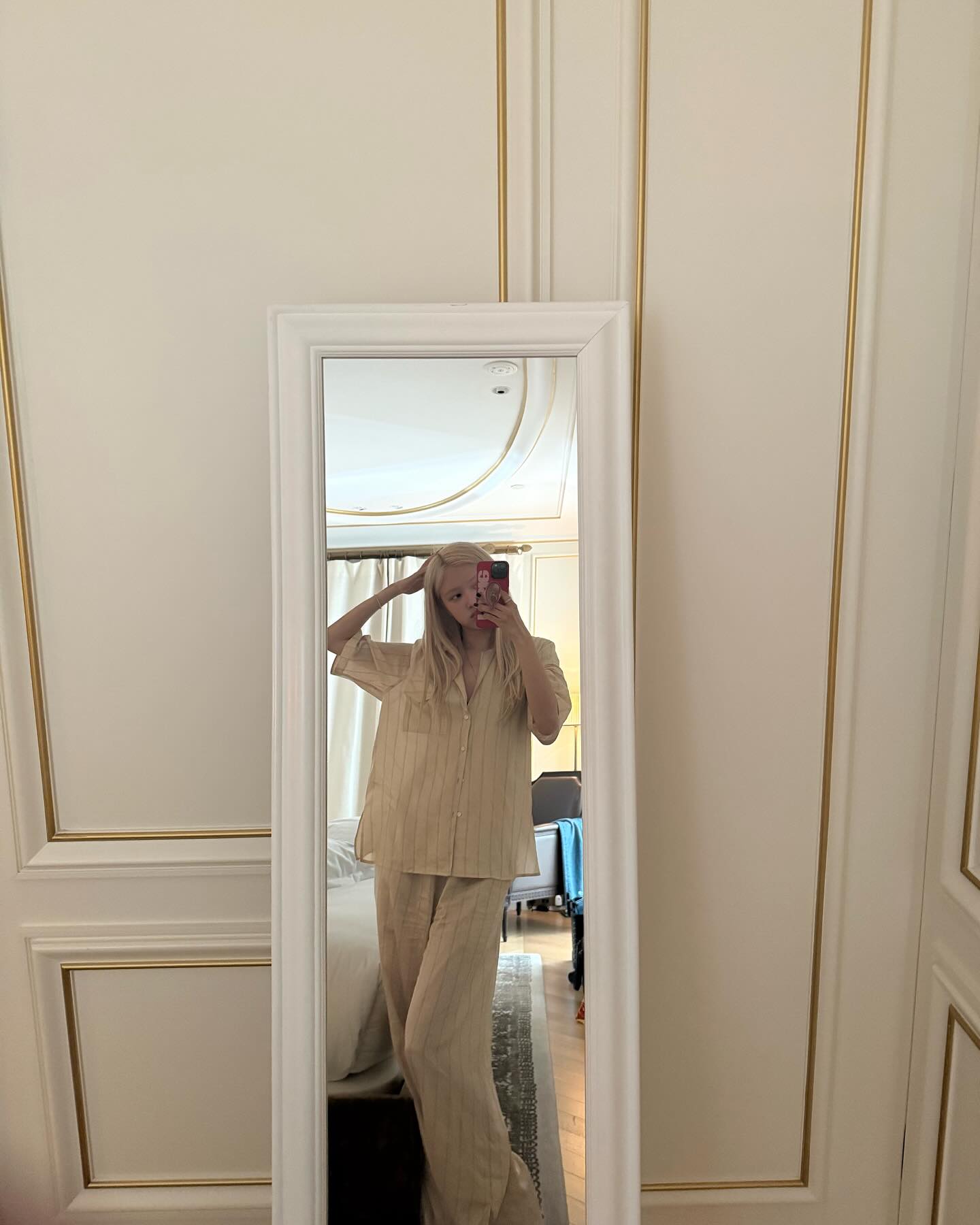 이불 밖은 위험해🥶파자마 추천 5

프로 집순이들에게 꼭 필요한 아이템, 바로 파자마죠! 예쁜 색감은 물론 편안함까지 갖춘 파자마는 마치 힐링하는 기분을 들게 하는데요. 그래서 준비한 셀럽들의 파자마 정보를 소개해 드릴게요!🛏️

1. 로제: 르 카샤(LE KASHA) - 'Nadine Menerbe Striped Silk Shirt In Cream' , 'Harper Pants In Vanilla'
2. 박환희: 스내피커들 - 'Fickle Pink'(변덕스러운 분홍)
3. 고민시: 스내피커들 '헤밍웨이 호텔'
4. 기은세: 타월로지스트 - '프리미엄 샤워가운 레드오렌지&아쿠아블루Medium Weight'
5. 박나언: 스내피커들 - '달콤한 로지 리본 가디건' , '달콤한 로지 슬리브리스' , '달콤한 로지 팬츠' 이미지