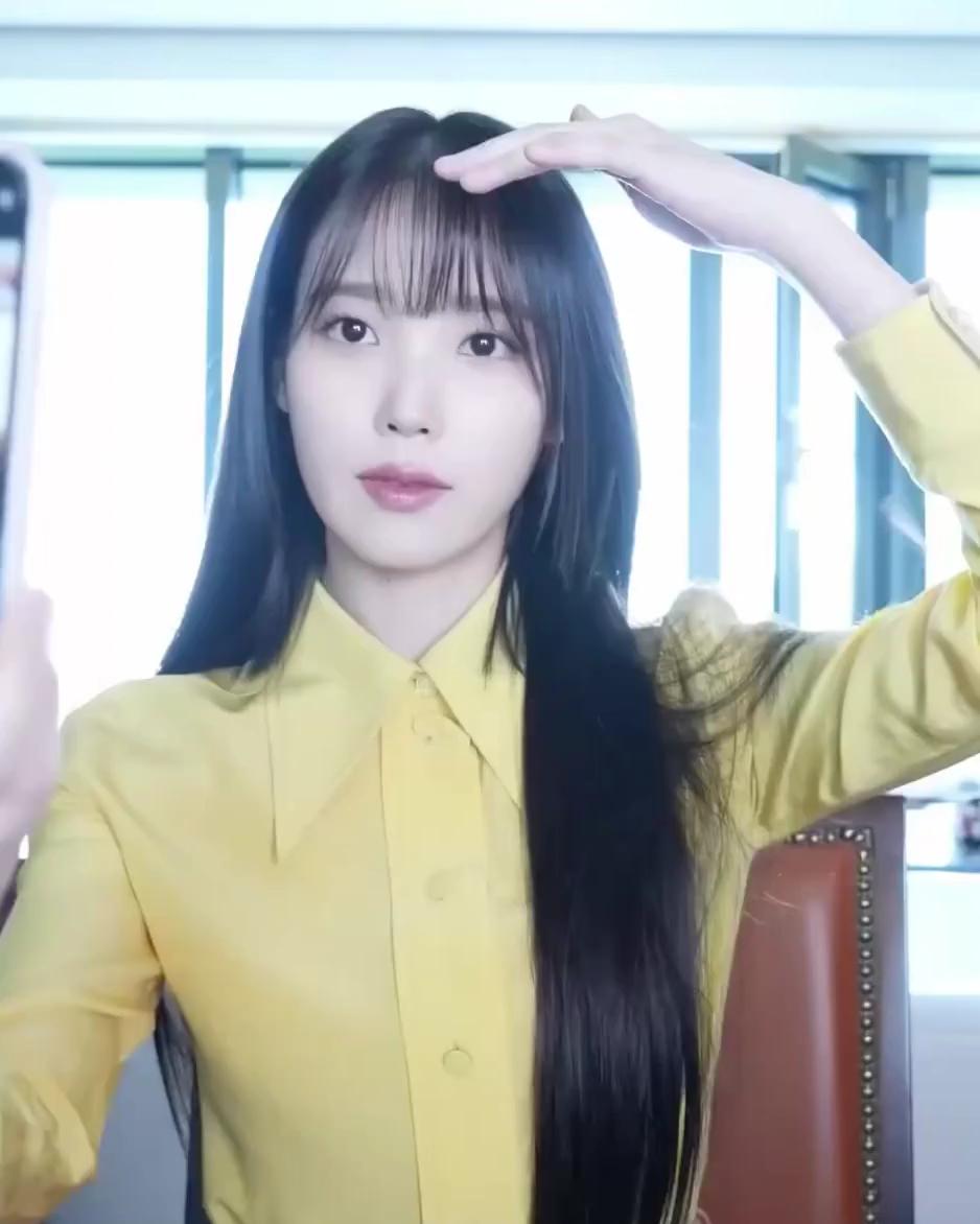 배우고 싶은🤳아이유 후면 셀카 이미지