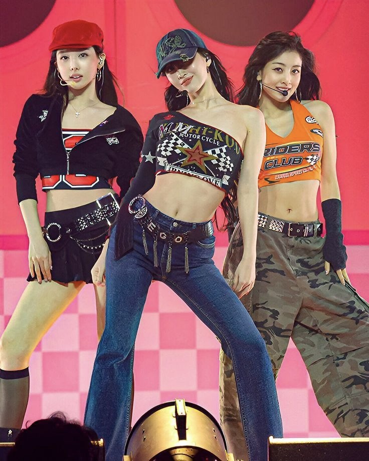 다들 벨트 준비해야 돼✅

부정할 수 없는 대한민국의 패션 리더, 이효리. 그녀의 스타일을 보면 다가올 트렌드가 보인다고 해도 과언이 아니죠. 그녀의 패션을 돌아보다가 눈에 띄는 아이템을 발견했습니다. 바로 화려한 벨트입니다.

볼드한 디자인과 존재감 있는 디테일을 가진 벨트가 점점 더 패션의 중심으로 떠오르고 있는데요. 이효리뿐만 아니라 여러 셀럽들의 룩에서도 비슷한 스타일링을 쉽게 발견할 수 있습니다.

카리나는 심플한 화이트 원피스에 웨스턴 무드의 벨트를 매치해 클래식하면서도 엣지 있는 룩을 완성했죠. 윈터 역시 블랙 원피스에 볼드한 벨트를 더해 스타일리시한 무드를 강조했습니다. 트와이스도 콘서트 무대에서 화려한 크리스털 장식 벨트를 활용한 의상을 선보이며 벨트 스타일링의 정점을 보여줬고요.

이제 볼드한 벨트는 셀럽들만의 스타일이 아닙니다. 리얼웨이에서도 이런 강렬한 벨트 패션이 점점 자주 보이고 있는데요. 허리를 강조하는 스타일링이 다시 유행하면서 벨트가 필수 아이템으로 자리 잡고 있습니다.

올봄, 벨트 하나로 스타일의 완성도를 높여보는 건 어떨까요? 지금부터 벨트 쇼핑 리스트를 업데이트해야 할 때입니다🛒 이미지