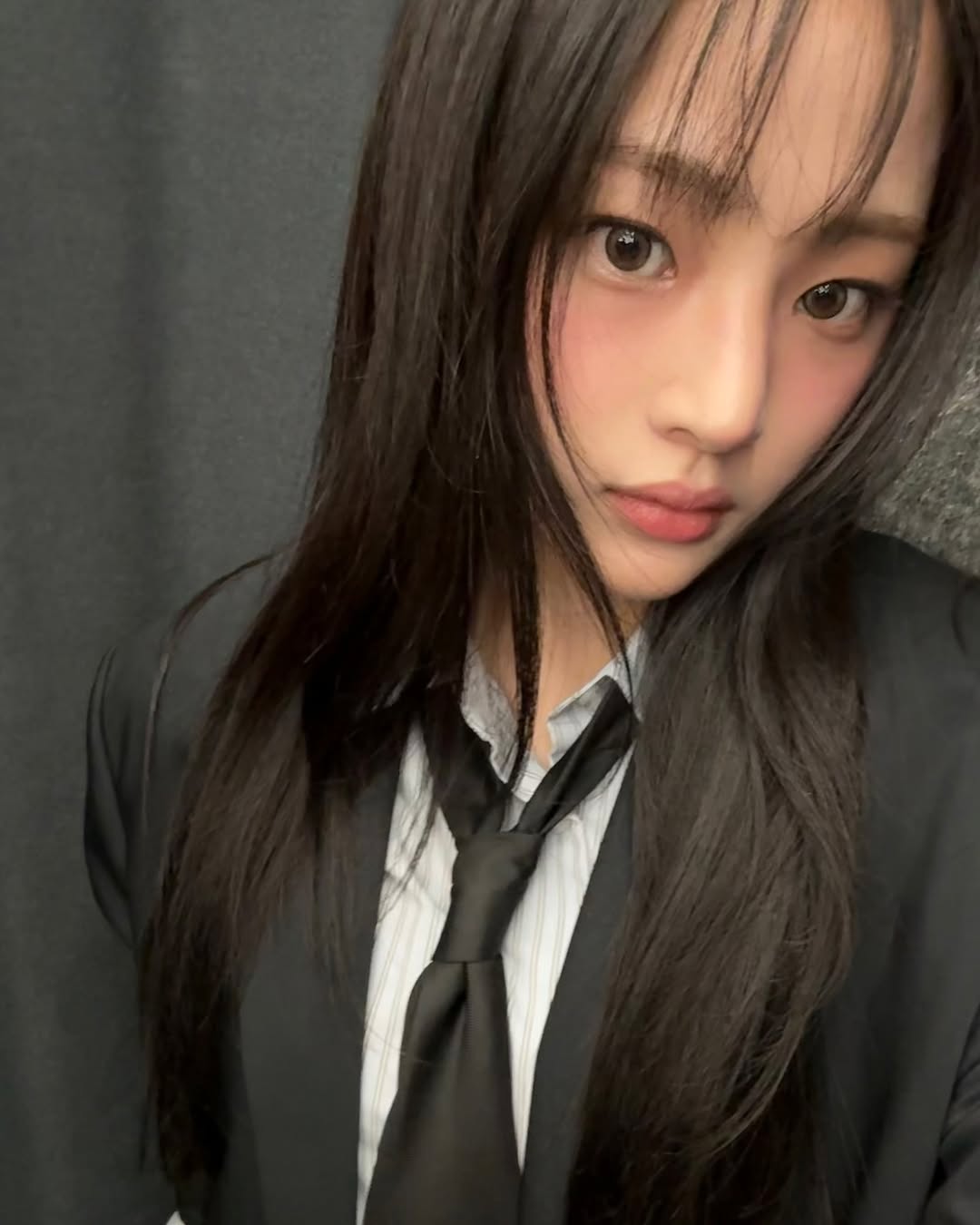 블러셔 있!에 한 표요~🙋‍♀️

NJZ 민지는 데뷔때부터 청순 비주얼로 크게 주목받았죠. 덜어낼수록 이쁘다는 청순 미인! 하지만 민지는 누구보다 블러셔를 찰떡으로 소화한답니다.

블러셔를 눈 아래까지 넓게 바르는 '숙취 메이크업'은 민지의 사랑스러움을 더 돋보이게 하네요💕 이미지7