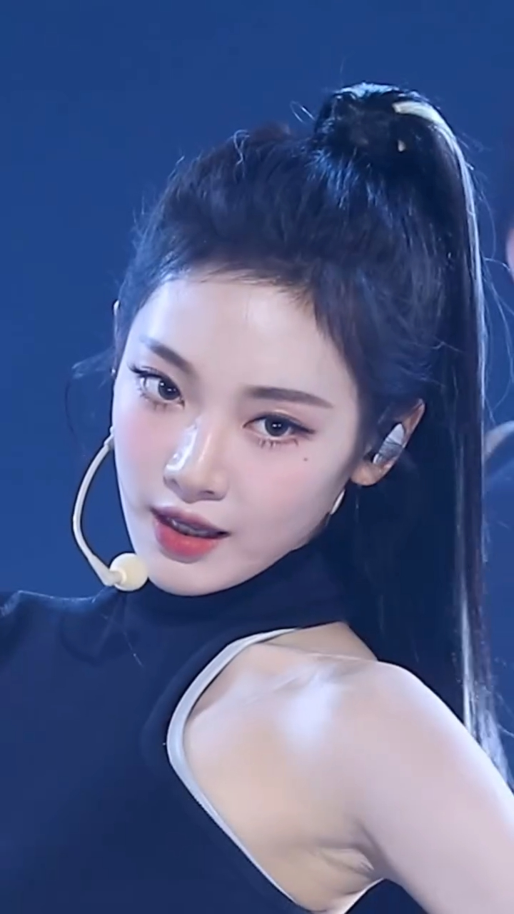 닝닝에게 빠지는 시간 단, 18초🖤
올빽 포니테일 스타일링의 신, 포니테일의 악마 갓 닝닝력❤️ 이미지