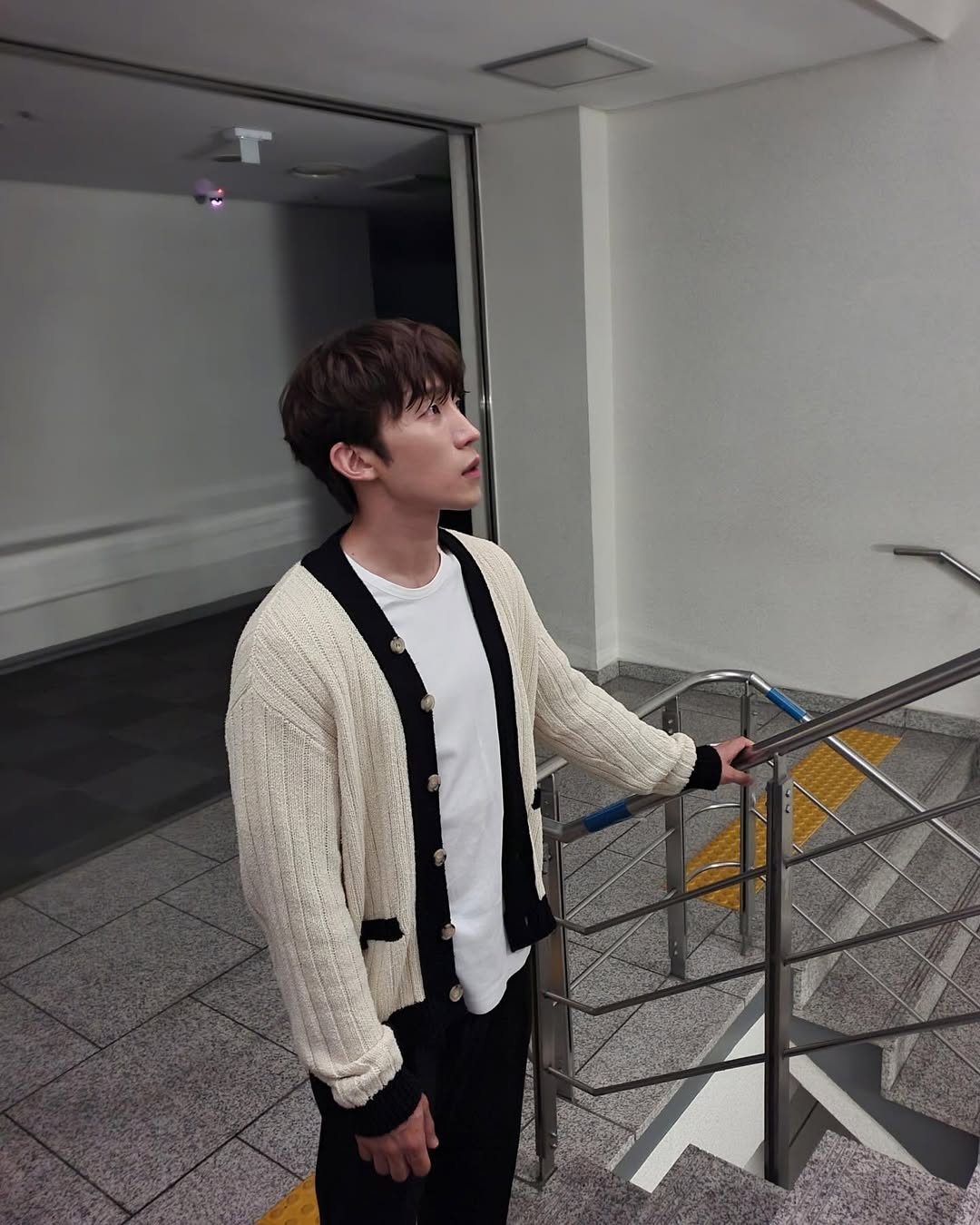 오버핏 가디건으로 훈훈하게🧶 이미지