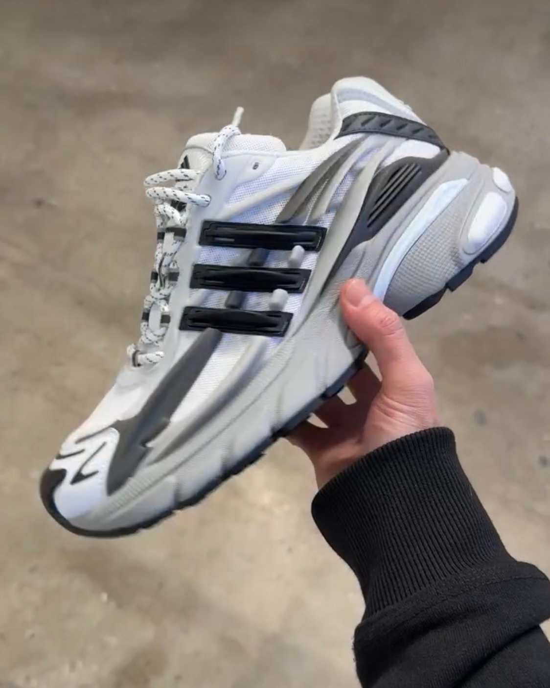 퍼렐 칼하트x사카이 2025 A/W 컬렉션🔥
파리에서 열린 2025 A/W 컬렉션에서 퍼렐 윌리엄스의 스타일링입니다.
칼하트 x 사카이 재킷을 메인 아우터로 선택하고 루이비통 가죽 자켓을 레이어드해 크리에이티브 디렉터의 감각을 보여줬습니다.
팬츠는 부츠컷 데님을 매치해 실루엣을 강조했고 신발은 퍼렐과 아디다스의 새로운 협업 스니커즈 ‘젤리피쉬’를 착용했는데, 이 제품은 2025년 여름 출시될 예정입니다.
볼캡은 휴먼 메이드 캡으로 전체적인 룩을 완성했습니다.
스타일의 포인트를 정확하게 살릴 줄 아는 퍼렐🕶️ 이미지6