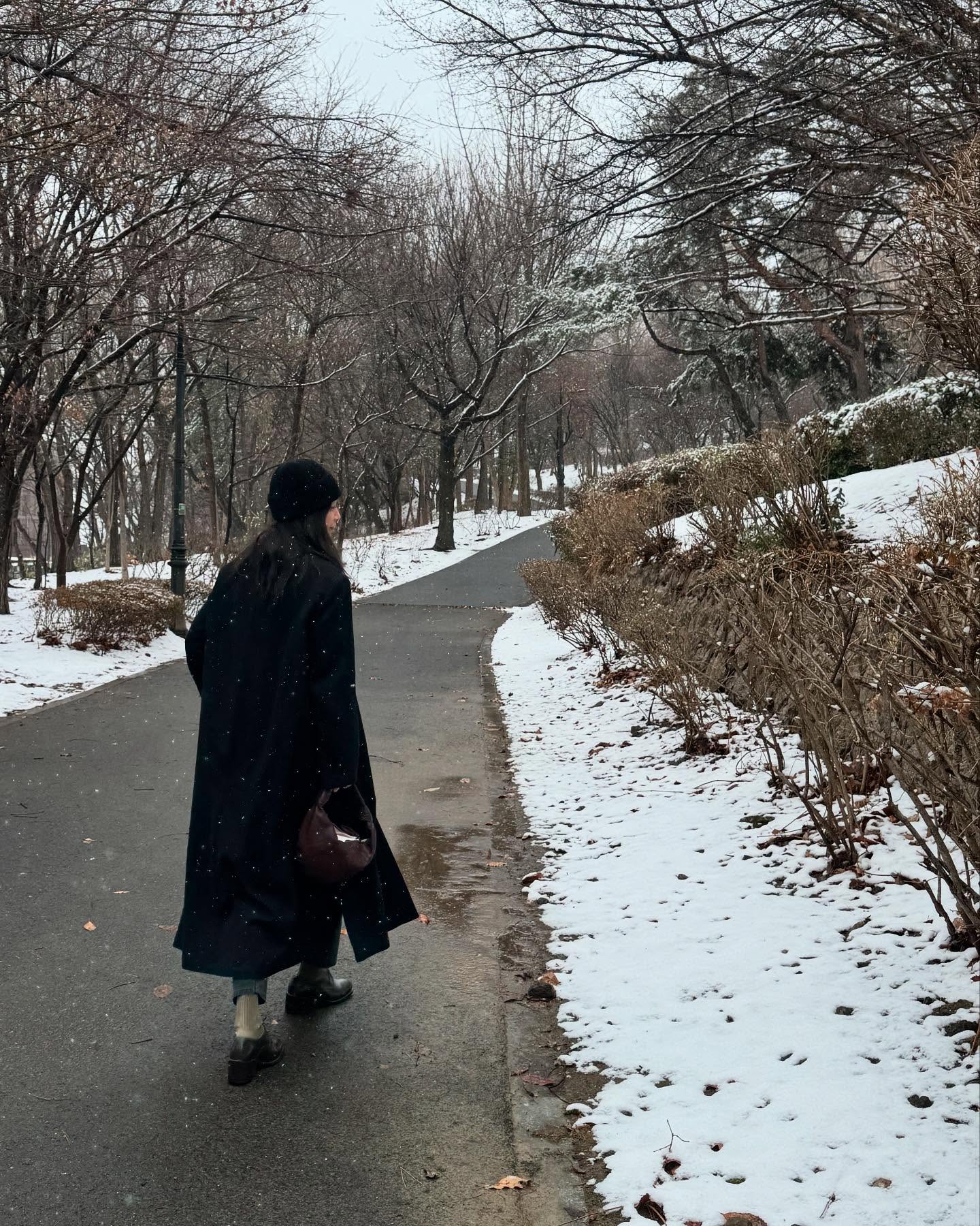 민아언니가 말아주는 블랙코트 코디🖤
비니에 슬랙스, 로퍼 조합 완벽해❤️ 이미지5