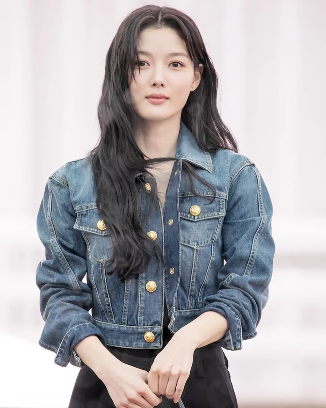 눈 와서 더 화보같은 김유정❄️
김유정과 찰떡인 청자켓은 발망의 Cropped faded denim jacket💙 이미지5
