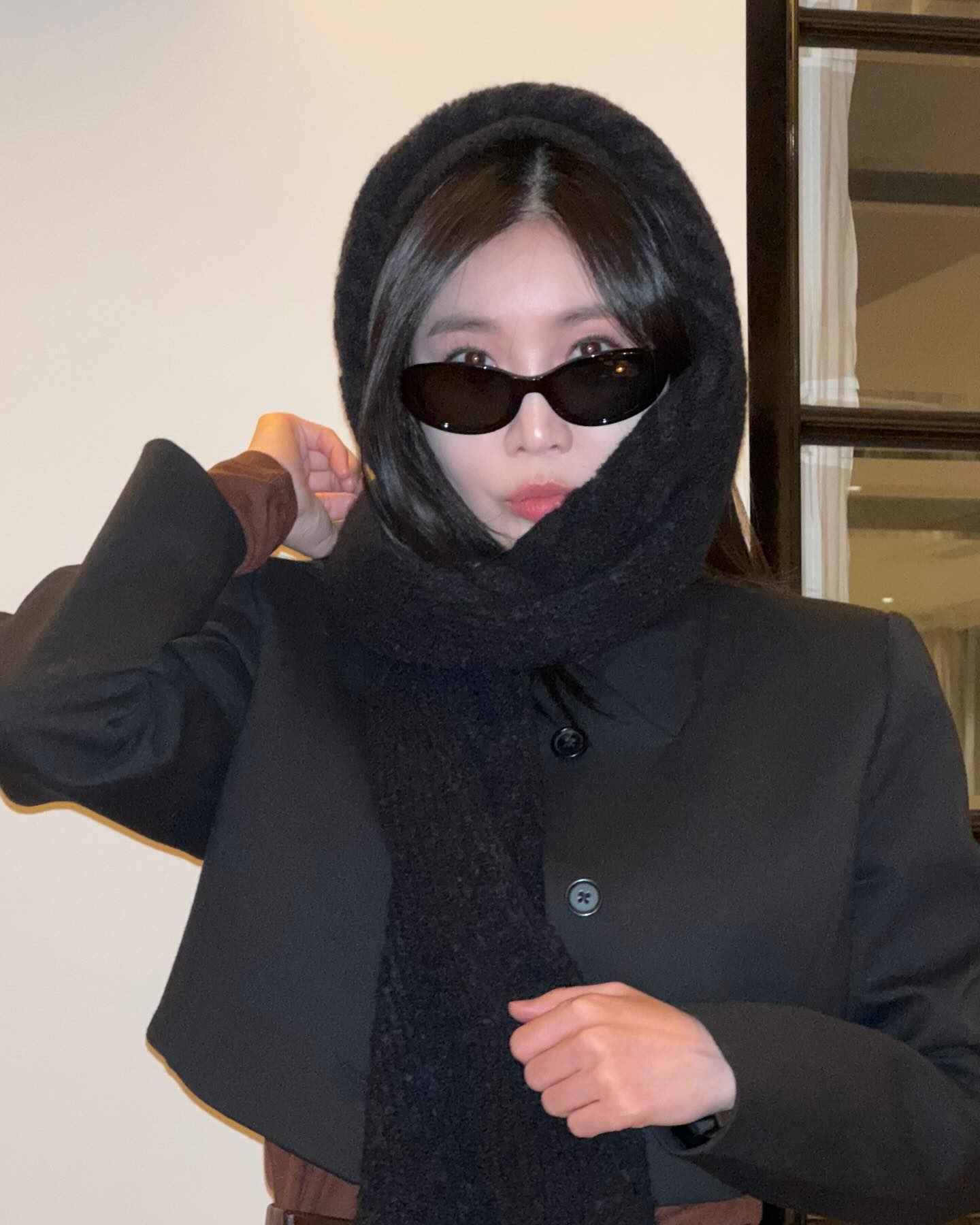 이해리에게 샤넬 선물한💝

며칠 전, 강민경이 이해리의 생일을 맞아 선물을 사주는 에피소드가 업로드되었죠. 부티크에 같이 방문해서 직접 고른 샤넬. 어떤 아이템인지 같이 볼까요?

이해리가 선택한 첫 번째 아이템은 샤넬 캣아이 선글라스였습니다. 가격은 104만 원대. 살짝 올라간 프레임이 특징으로, 클래식하면서도 세련된 무드를 연출해 줍니다. 측면에는 샤넬 로고와 크리스털 장식이 더해져 포인트가 되어주는데요. 강민경도 "이거 너무 예쁘다"며 감탄을 아끼지 않았습니다. 트렌디하면서도 어떤 룩에나 잘 어울리는 디자인이라, 일상 속에서 활용하기 좋은 아이템이었죠.

두 번째 선물은 머플러였습니다. 2025 SS 프리 컬렉션 제품이었습니다. 캐시미어 소재로 부드러움이 남다른 아이템이죠. 머플러 끝에는 샤넬 로고 자수가 은은하게 새겨져 있어 심플하면서도 우아한 분위기를 자아냈습니다. 이해리는 선물을 받고 바로 착용해 보며 "너무 부드러워"라며 감탄했는데요. 머플러를 후드처럼 둘러보기도 하고, 다양한 스타일로 연출해 보며 만족감을 드러냈습니다.

이해리는 강민경의 생일 선물을 정말 마음에 들어하며 "여름에도 머플러 쓰고 다닐 거다"라며 애정을 듬뿍 드러내기도 했습니다. 센스 있는 생일 선물을 하고 싶다면, 강민경과 이해리의 이 아이템들은 어떨까요?✨ 이미지3