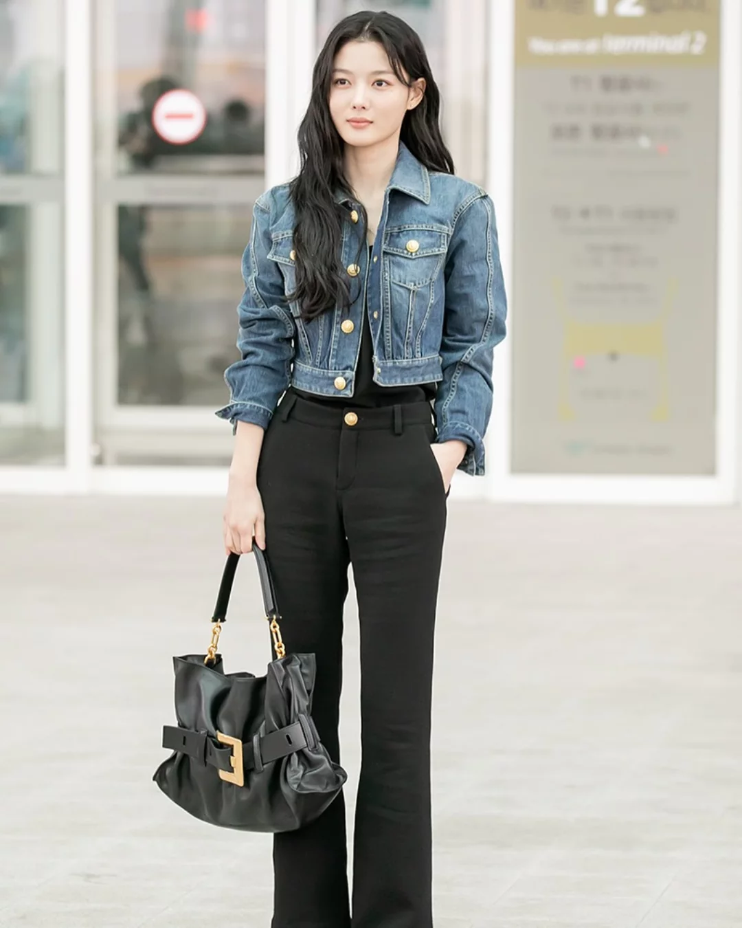 눈 와서 더 화보같은 김유정❄️
김유정과 찰떡인 청자켓은 발망의 Cropped faded denim jacket💙 이미지4