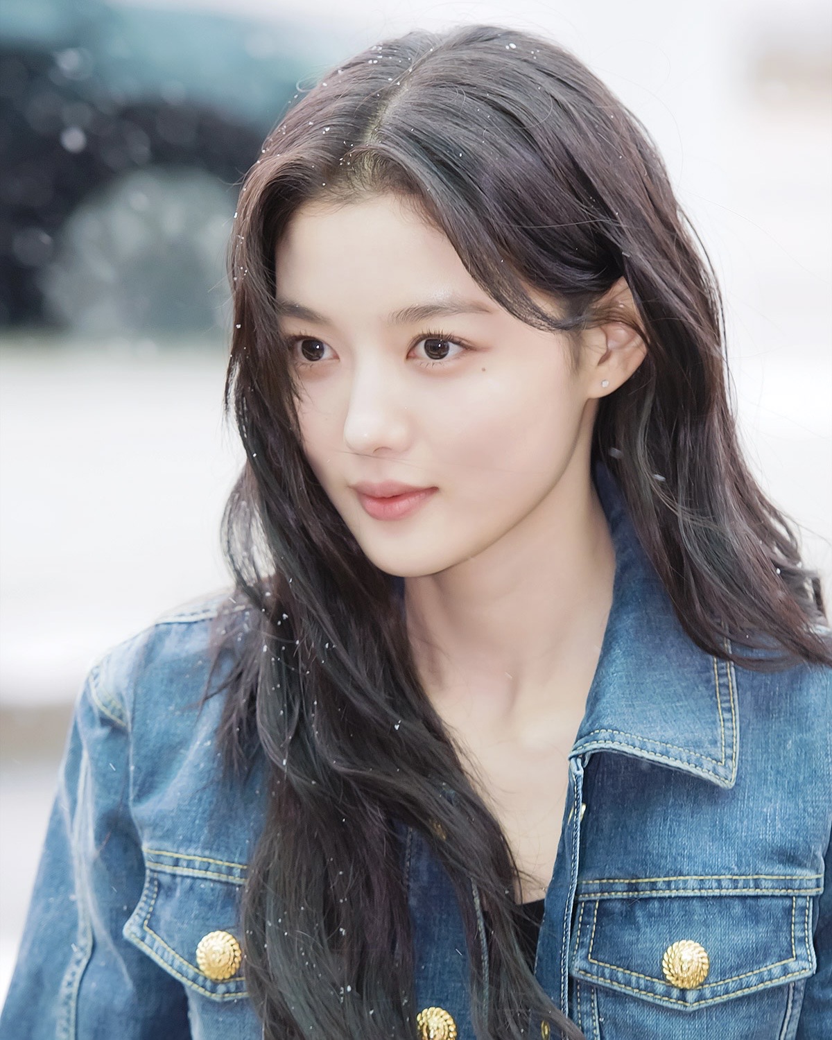눈 와서 더 화보같은 김유정❄️
김유정과 찰떡인 청자켓은 발망의 Cropped faded denim jacket💙 이미지6