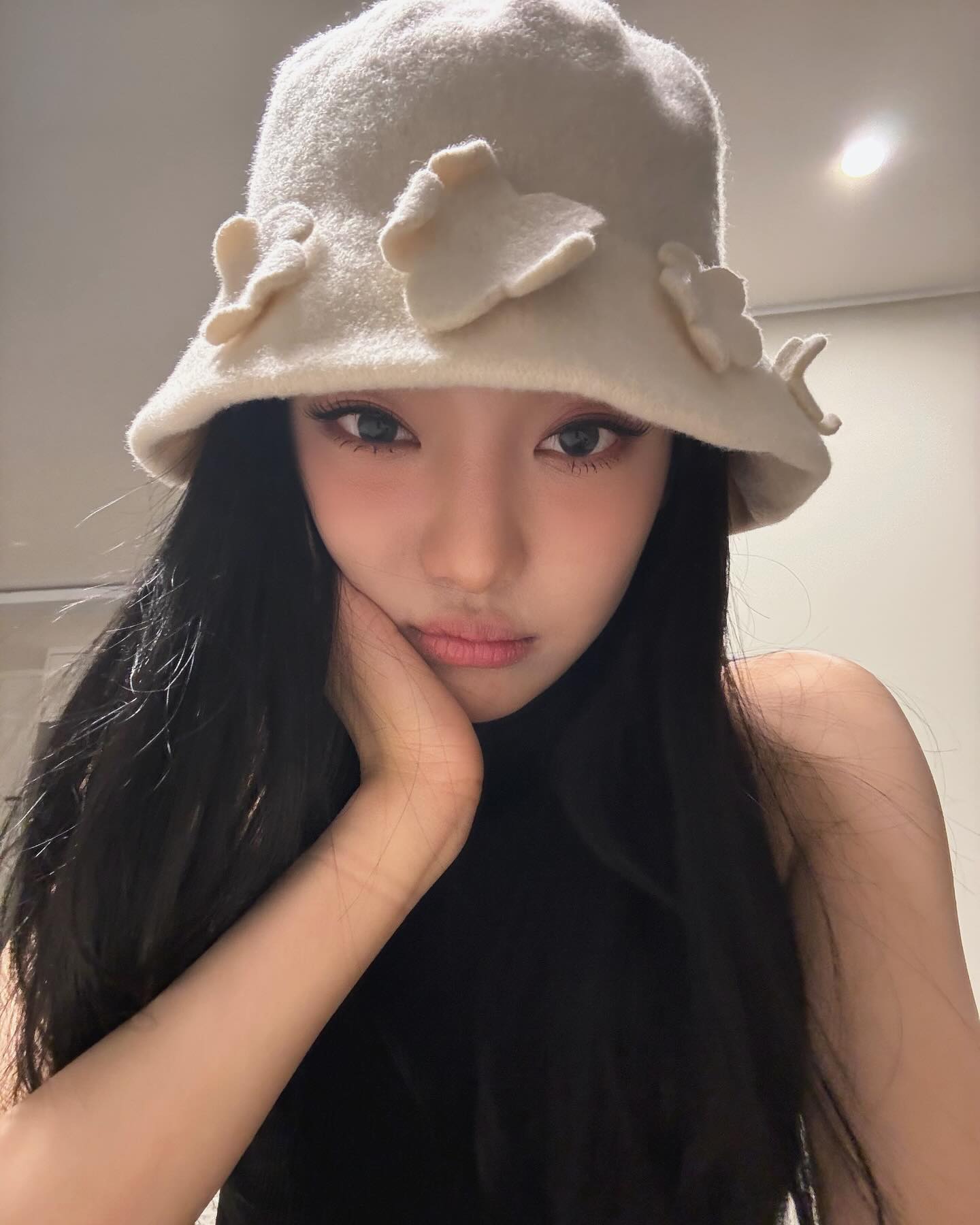 한번 빠지면 답 없는 뚱냥이상🐈‍⬛

많은 사람들이 좋아하는 아이돌 얼굴상이 있습니다. 바로 '뚱냥이상'인데요, 둥글고 몽환적인 인상이 특징인 이 얼굴은 웃을 때 뚱냥이처럼 귀엽게 변하는 반전 매력을 지니고 있어 여전히 큰 인기를 끌고 있습니다. 그럼, 아이돌들 중 누가 '뚱냥이상'의 얼굴을 가지고 있는지 함께 알아볼까요?🖤

1. 블랙핑크 제니
2. 에스파 닝닝
3. 스테이씨 아이사
4. 미야오 엘라
5. 키키 하음 이미지3