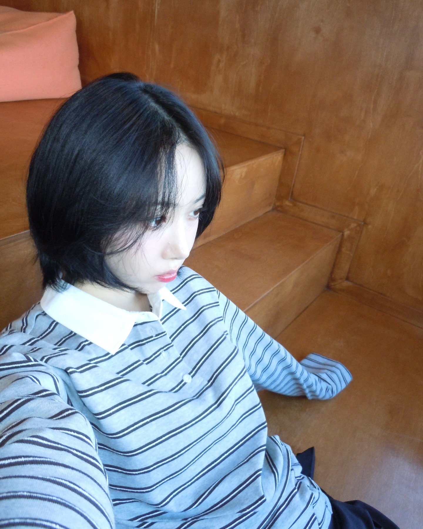 비비지 신비로 보는 봄 트렌드 3🌸

1. 단발
주로 레이어드 형태의 가벼운 질감이 유행할 예정이며, 연출법에 따라 중성적이거나 페미닌한 매력을 동시에 자아낼 수 있는 것이 헤어입니다.

2. 스트라이프 폴로 셔츠
스트라이프 패턴의 아이템 중 가장 주목받는 것은 폴로 셔츠입니다. 폴로 셔츠의 카라 덕분에 레이어드를 한 듯한 차려입은 느낌이 나죠.

3.헨리넥 티셔츠
일명 트와일라잇 벨라 코어가 재조명받으며 가장 유행하는 아이템은 헨리넥 티셔츠입니다. 적당히 핏한 헨리넥 티셔츠는 캐주얼하면서도 여리여리한 느낌을 줍니다.

신비의 룩에서 찾아본 봄 트렌드 3, 참고해 올봄을 트렌디하게 맞이해 보는 것은 어떨까요? 🤗 이미지