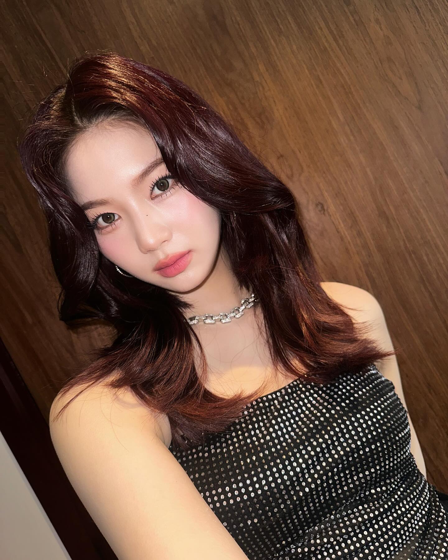 한번 빠지면 답 없는 뚱냥이상🐈‍⬛

많은 사람들이 좋아하는 아이돌 얼굴상이 있습니다. 바로 '뚱냥이상'인데요, 둥글고 몽환적인 인상이 특징인 이 얼굴은 웃을 때 뚱냥이처럼 귀엽게 변하는 반전 매력을 지니고 있어 여전히 큰 인기를 끌고 있습니다. 그럼, 아이돌들 중 누가 '뚱냥이상'의 얼굴을 가지고 있는지 함께 알아볼까요?🖤

1. 블랙핑크 제니
2. 에스파 닝닝
3. 스테이씨 아이사
4. 미야오 엘라
5. 키키 하음 이미지