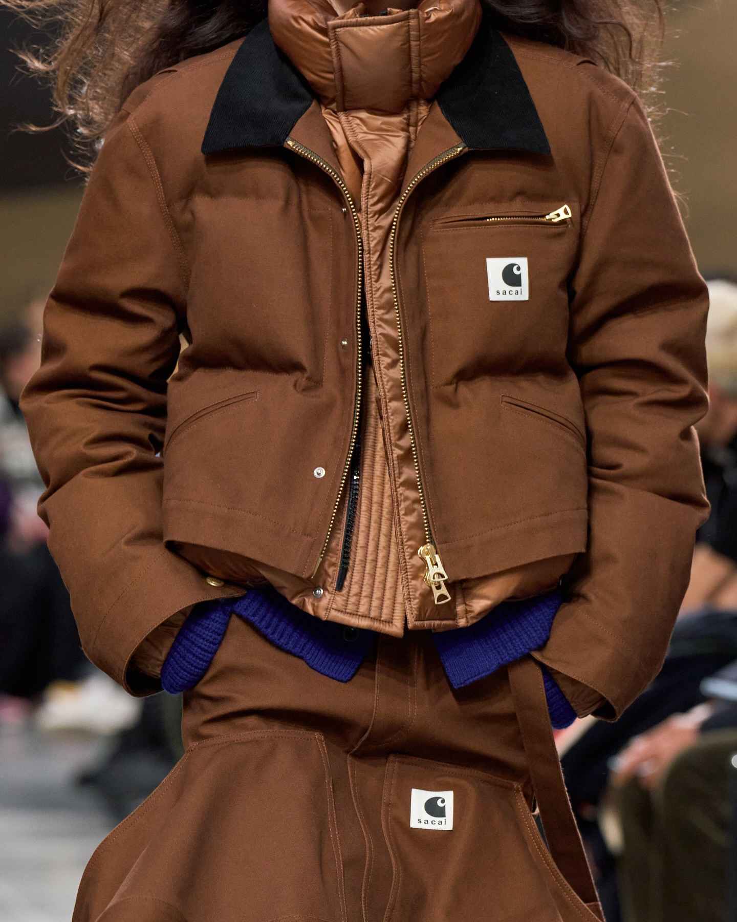 퍼렐 칼하트x사카이 2025 A/W 컬렉션🔥

파리에서 열린 2025 A/W 컬렉션에서 퍼렐 윌리엄스의 스타일링입니다.

칼하트 x 사카이 재킷을 메인 아우터로 선택하고 루이비통 가죽 자켓을 레이어드해 크리에이티브 디렉터의 감각을 보여줬습니다.

팬츠는 부츠컷 데님을 매치해 실루엣을 강조했고 신발은 퍼렐과 아디다스의 새로운 협업 스니커즈 ‘젤리피쉬’를 착용했는데, 이 제품은 2025년 여름 출시될 예정입니다.

볼캡은 휴먼 메이드 캡으로 전체적인 룩을 완성했습니다.

스타일의 포인트를 정확하게 살릴 줄 아는 퍼렐🕶️ 이미지