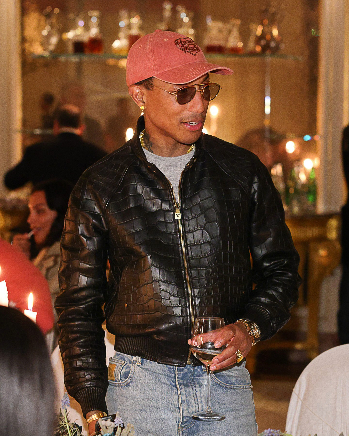 퍼렐 칼하트x사카이 2025 A/W 컬렉션🔥
파리에서 열린 2025 A/W 컬렉션에서 퍼렐 윌리엄스의 스타일링입니다.
칼하트 x 사카이 재킷을 메인 아우터로 선택하고 루이비통 가죽 자켓을 레이어드해 크리에이티브 디렉터의 감각을 보여줬습니다.
팬츠는 부츠컷 데님을 매치해 실루엣을 강조했고 신발은 퍼렐과 아디다스의 새로운 협업 스니커즈 ‘젤리피쉬’를 착용했는데, 이 제품은 2025년 여름 출시될 예정입니다.
볼캡은 휴먼 메이드 캡으로 전체적인 룩을 완성했습니다.
스타일의 포인트를 정확하게 살릴 줄 아는 퍼렐🕶️ 이미지5