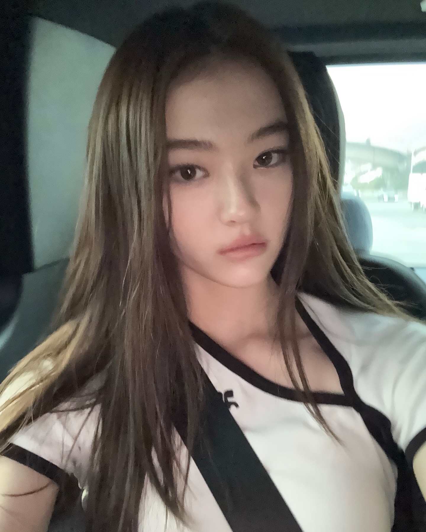 한번 빠지면 답 없는 뚱냥이상🐈‍⬛

많은 사람들이 좋아하는 아이돌 얼굴상이 있습니다. 바로 '뚱냥이상'인데요, 둥글고 몽환적인 인상이 특징인 이 얼굴은 웃을 때 뚱냥이처럼 귀엽게 변하는 반전 매력을 지니고 있어 여전히 큰 인기를 끌고 있습니다. 그럼, 아이돌들 중 누가 '뚱냥이상'의 얼굴을 가지고 있는지 함께 알아볼까요?🖤

1. 블랙핑크 제니
2. 에스파 닝닝
3. 스테이씨 아이사
4. 미야오 엘라
5. 키키 하음 이미지7
