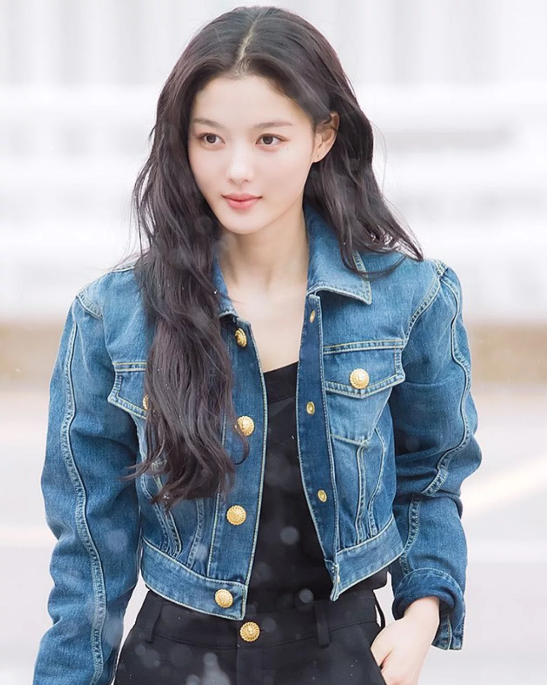 눈 와서 더 화보같은 김유정❄️
김유정과 찰떡인 청자켓은 발망의 Cropped faded denim jacket💙 이미지3