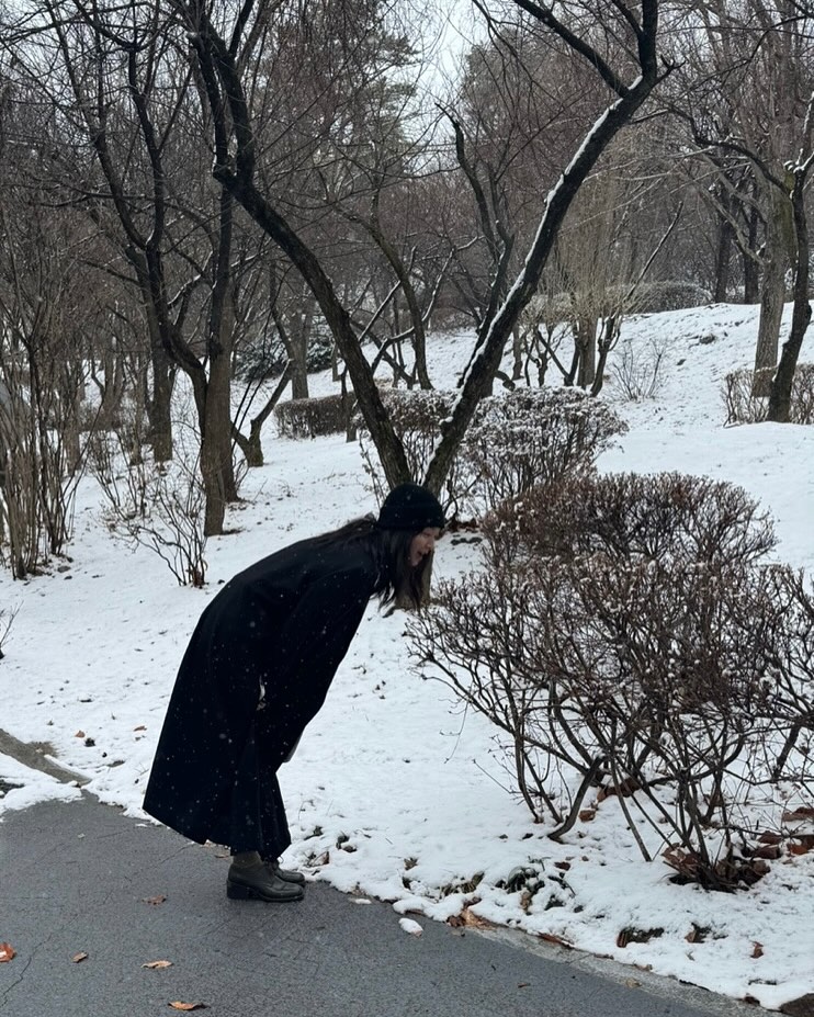 민아언니가 말아주는 블랙코트 코디🖤
비니에 슬랙스, 로퍼 조합 완벽해❤️ 이미지4