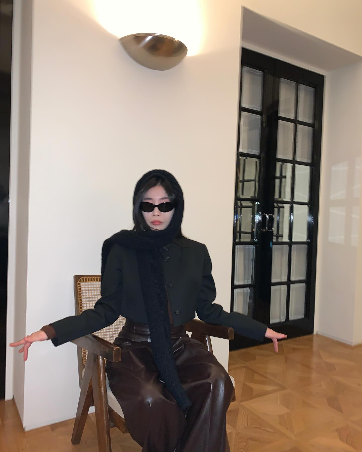 이해리에게 샤넬 선물한💝

며칠 전, 강민경이 이해리의 생일을 맞아 선물을 사주는 에피소드가 업로드되었죠. 부티크에 같이 방문해서 직접 고른 샤넬. 어떤 아이템인지 같이 볼까요?

이해리가 선택한 첫 번째 아이템은 샤넬 캣아이 선글라스였습니다. 가격은 104만 원대. 살짝 올라간 프레임이 특징으로, 클래식하면서도 세련된 무드를 연출해 줍니다. 측면에는 샤넬 로고와 크리스털 장식이 더해져 포인트가 되어주는데요. 강민경도 "이거 너무 예쁘다"며 감탄을 아끼지 않았습니다. 트렌디하면서도 어떤 룩에나 잘 어울리는 디자인이라, 일상 속에서 활용하기 좋은 아이템이었죠.

두 번째 선물은 머플러였습니다. 2025 SS 프리 컬렉션 제품이었습니다. 캐시미어 소재로 부드러움이 남다른 아이템이죠. 머플러 끝에는 샤넬 로고 자수가 은은하게 새겨져 있어 심플하면서도 우아한 분위기를 자아냈습니다. 이해리는 선물을 받고 바로 착용해 보며 "너무 부드러워"라며 감탄했는데요. 머플러를 후드처럼 둘러보기도 하고, 다양한 스타일로 연출해 보며 만족감을 드러냈습니다.

이해리는 강민경의 생일 선물을 정말 마음에 들어하며 "여름에도 머플러 쓰고 다닐 거다"라며 애정을 듬뿍 드러내기도 했습니다. 센스 있는 생일 선물을 하고 싶다면, 강민경과 이해리의 이 아이템들은 어떨까요?✨ 이미지8
