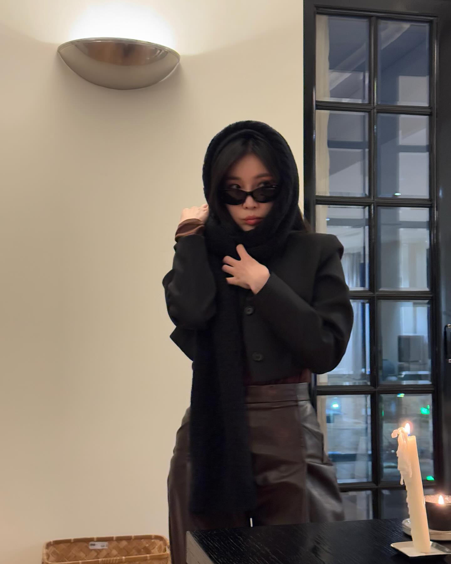 이해리에게 샤넬 선물한💝

며칠 전, 강민경이 이해리의 생일을 맞아 선물을 사주는 에피소드가 업로드되었죠. 부티크에 같이 방문해서 직접 고른 샤넬. 어떤 아이템인지 같이 볼까요?

이해리가 선택한 첫 번째 아이템은 샤넬 캣아이 선글라스였습니다. 가격은 104만 원대. 살짝 올라간 프레임이 특징으로, 클래식하면서도 세련된 무드를 연출해 줍니다. 측면에는 샤넬 로고와 크리스털 장식이 더해져 포인트가 되어주는데요. 강민경도 "이거 너무 예쁘다"며 감탄을 아끼지 않았습니다. 트렌디하면서도 어떤 룩에나 잘 어울리는 디자인이라, 일상 속에서 활용하기 좋은 아이템이었죠.

두 번째 선물은 머플러였습니다. 2025 SS 프리 컬렉션 제품이었습니다. 캐시미어 소재로 부드러움이 남다른 아이템이죠. 머플러 끝에는 샤넬 로고 자수가 은은하게 새겨져 있어 심플하면서도 우아한 분위기를 자아냈습니다. 이해리는 선물을 받고 바로 착용해 보며 "너무 부드러워"라며 감탄했는데요. 머플러를 후드처럼 둘러보기도 하고, 다양한 스타일로 연출해 보며 만족감을 드러냈습니다.

이해리는 강민경의 생일 선물을 정말 마음에 들어하며 "여름에도 머플러 쓰고 다닐 거다"라며 애정을 듬뿍 드러내기도 했습니다. 센스 있는 생일 선물을 하고 싶다면, 강민경과 이해리의 이 아이템들은 어떨까요?✨ 이미지7