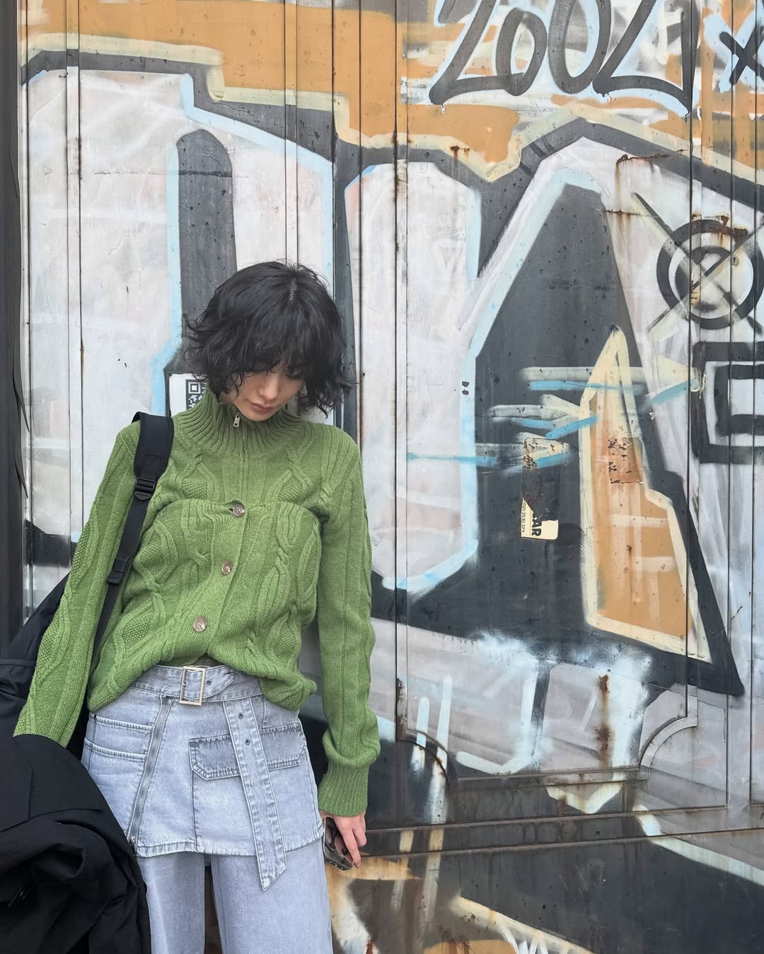 나나가 밀라노 길거리 접수했다💚

유럽 분위기 제대로 살리는 빈티지 감성 스타일링을 선보인 나나! 톤 다운된 컬러의 니트나 자켓을 활용해 빈티지한 색감을 잘 살린 스타일링이네요.

내추럴한 숏컷도 빈티지 무드에 한몫하는 듯합니다☺️ 이미지