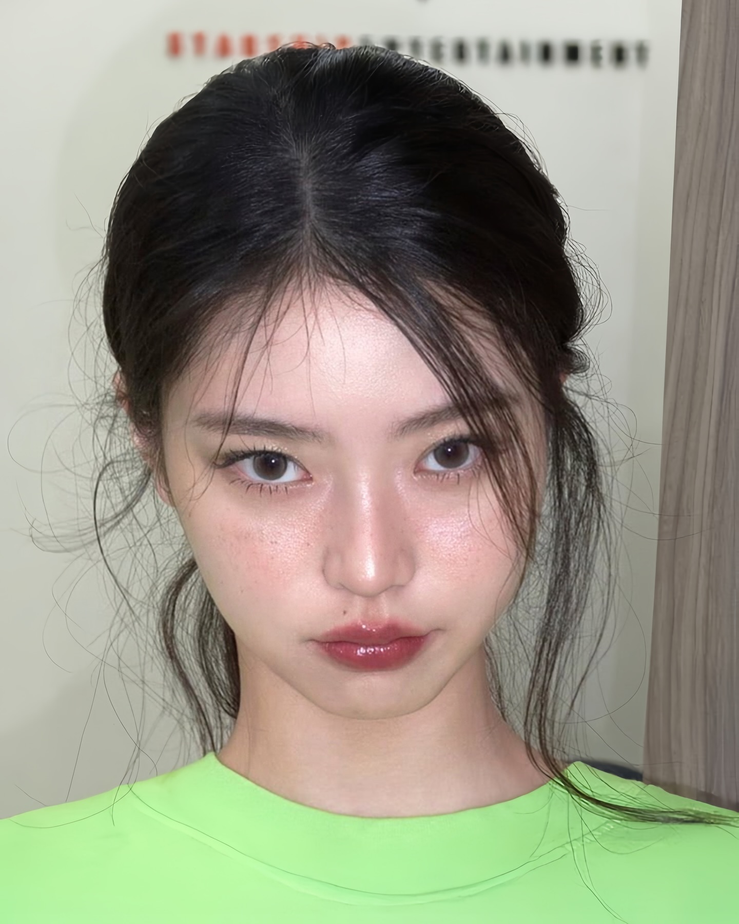 한번 빠지면 답 없는 뚱냥이상🐈‍⬛

많은 사람들이 좋아하는 아이돌 얼굴상이 있습니다. 바로 '뚱냥이상'인데요, 둥글고 몽환적인 인상이 특징인 이 얼굴은 웃을 때 뚱냥이처럼 귀엽게 변하는 반전 매력을 지니고 있어 여전히 큰 인기를 끌고 있습니다. 그럼, 아이돌들 중 누가 '뚱냥이상'의 얼굴을 가지고 있는지 함께 알아볼까요?🖤

1. 블랙핑크 제니
2. 에스파 닝닝
3. 스테이씨 아이사
4. 미야오 엘라
5. 키키 하음 이미지9