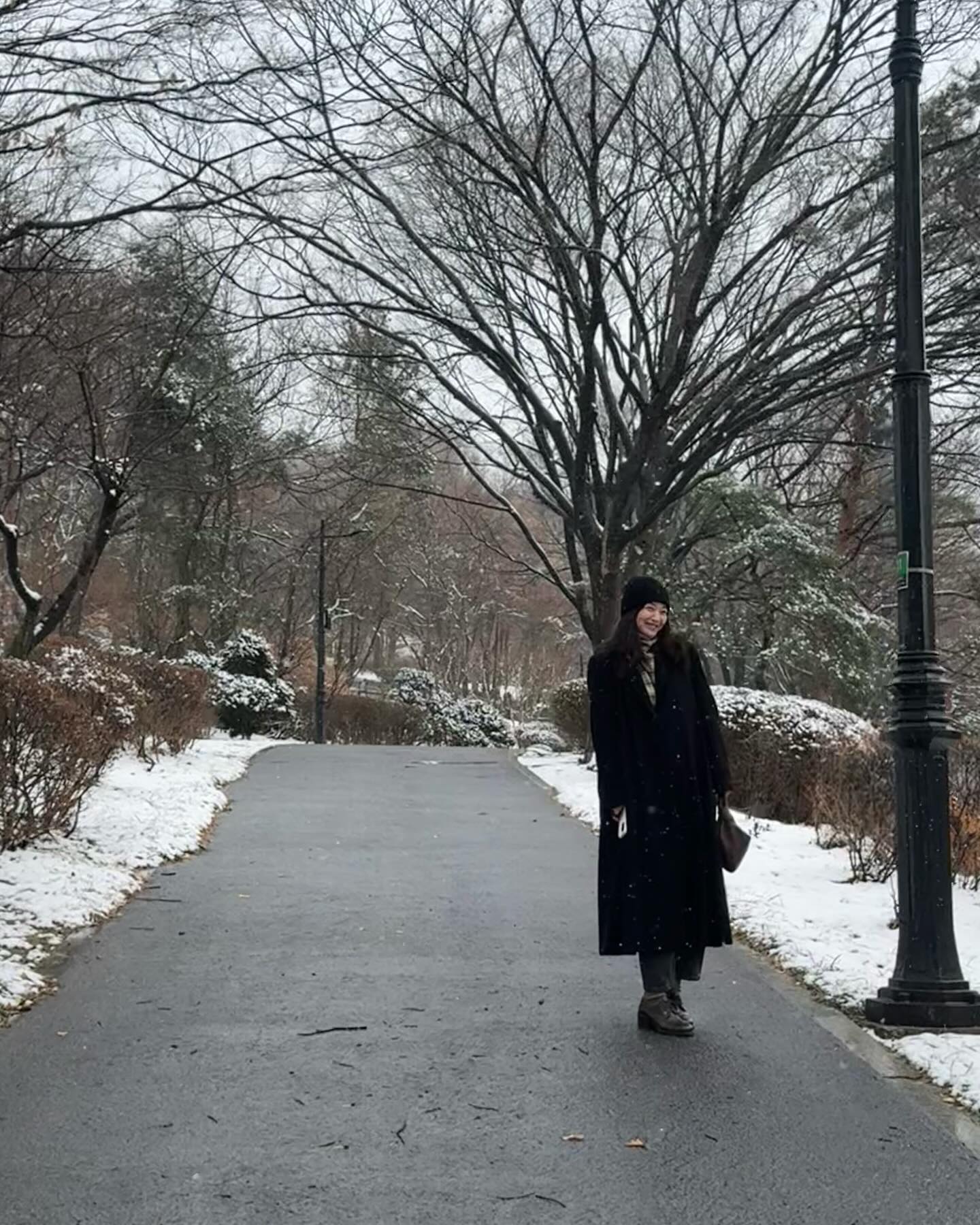 민아언니가 말아주는 블랙코트 코디🖤
비니에 슬랙스, 로퍼 조합 완벽해❤️ 이미지3
